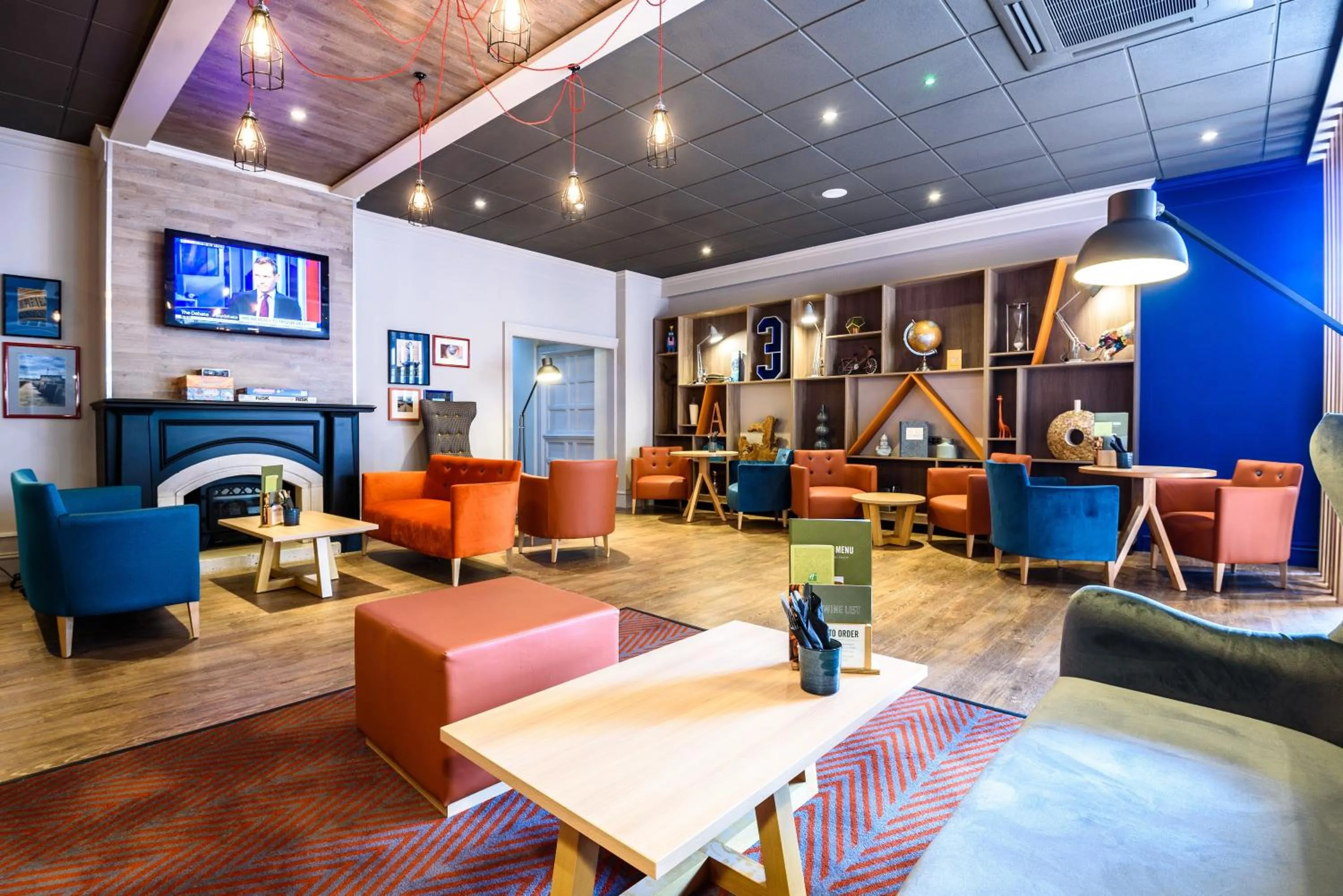 Lounge or bar in Holiday Inn Portsmouth by IHG