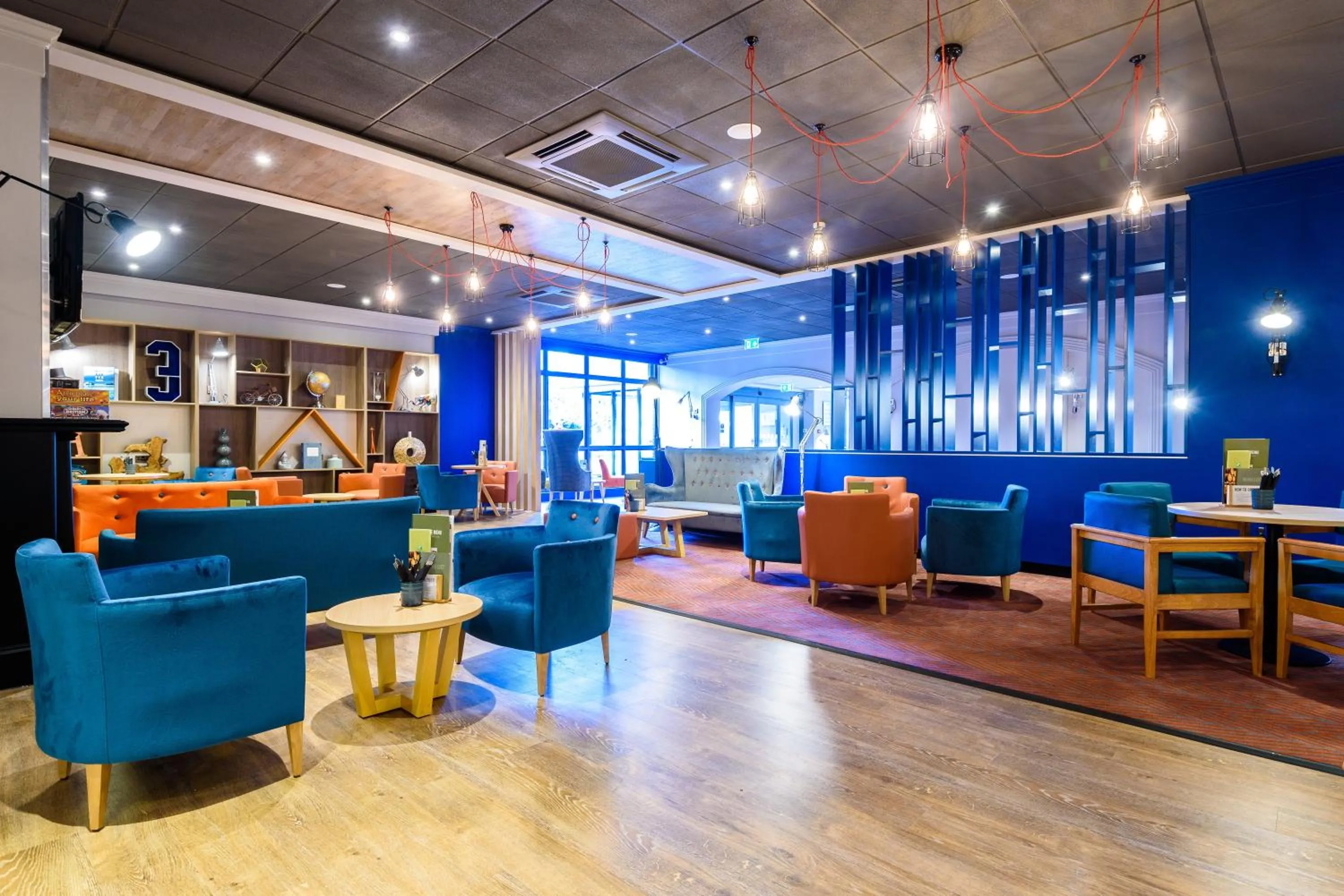 Lounge or bar in Holiday Inn Portsmouth by IHG