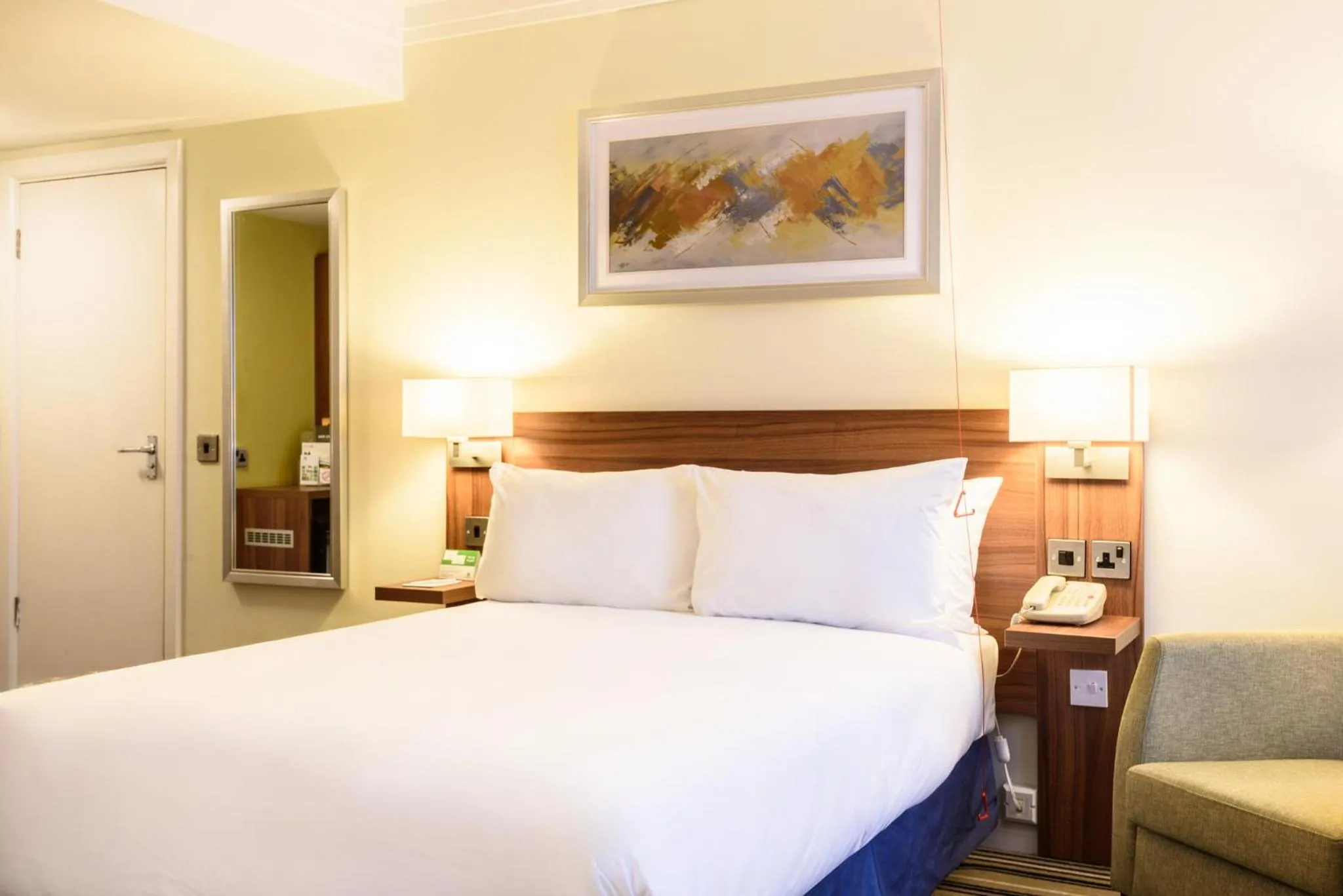 Photo of the whole room, Bed in Holiday Inn Portsmouth by IHG