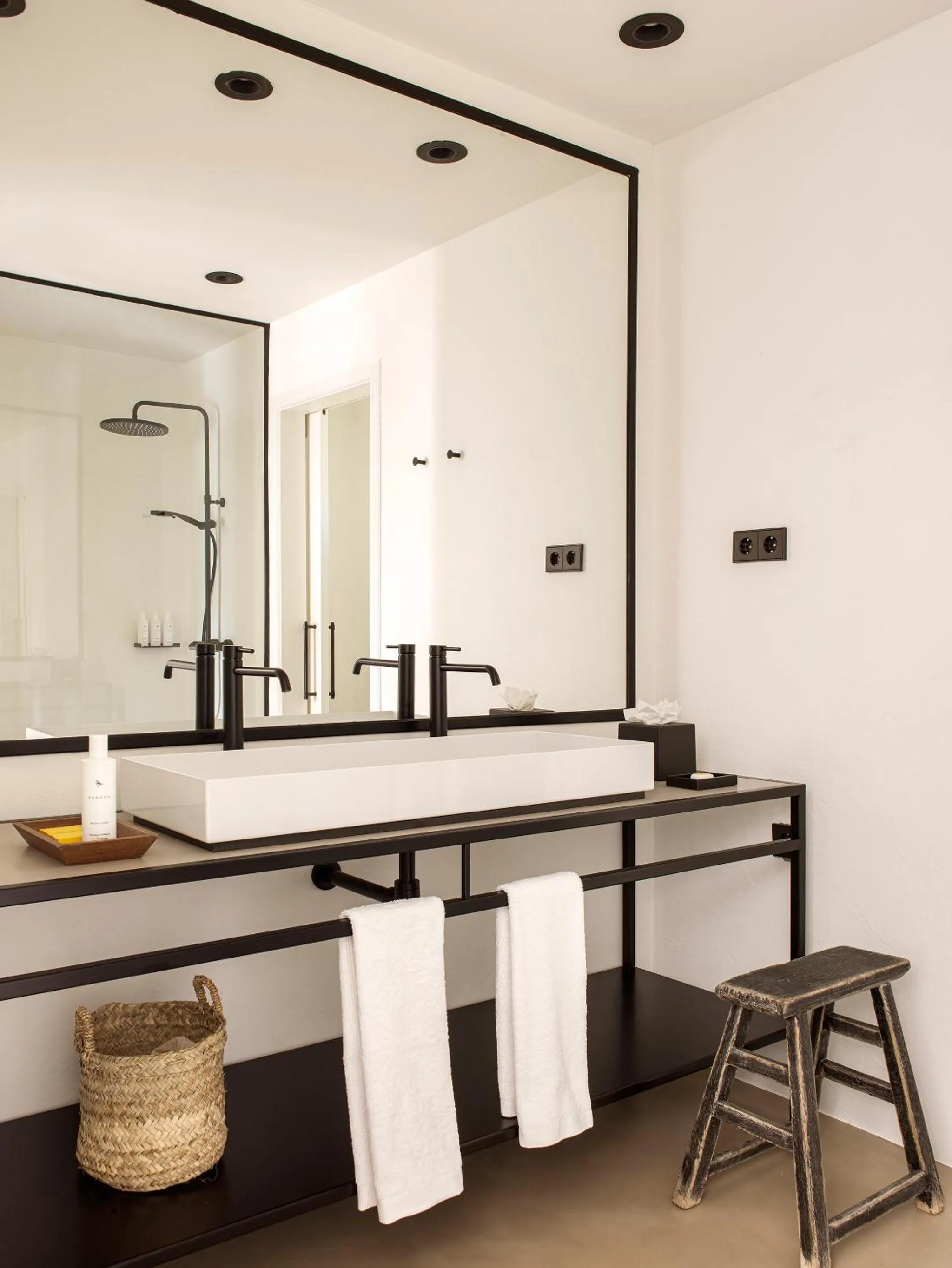 Bathroom in Mas de Torrent Hotel & Spa, Relais & Châteaux