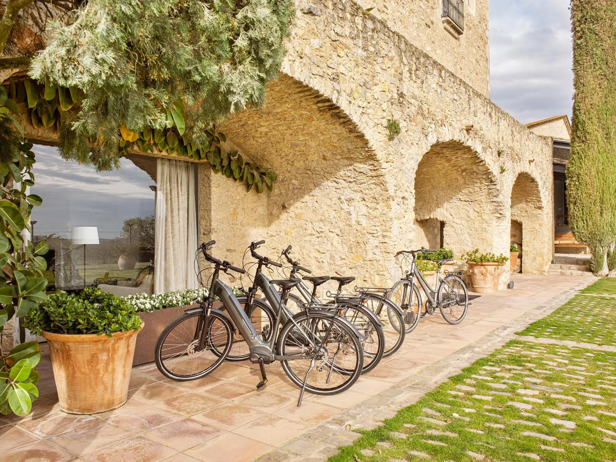 Patio in Mas de Torrent Hotel & Spa, Relais & Châteaux