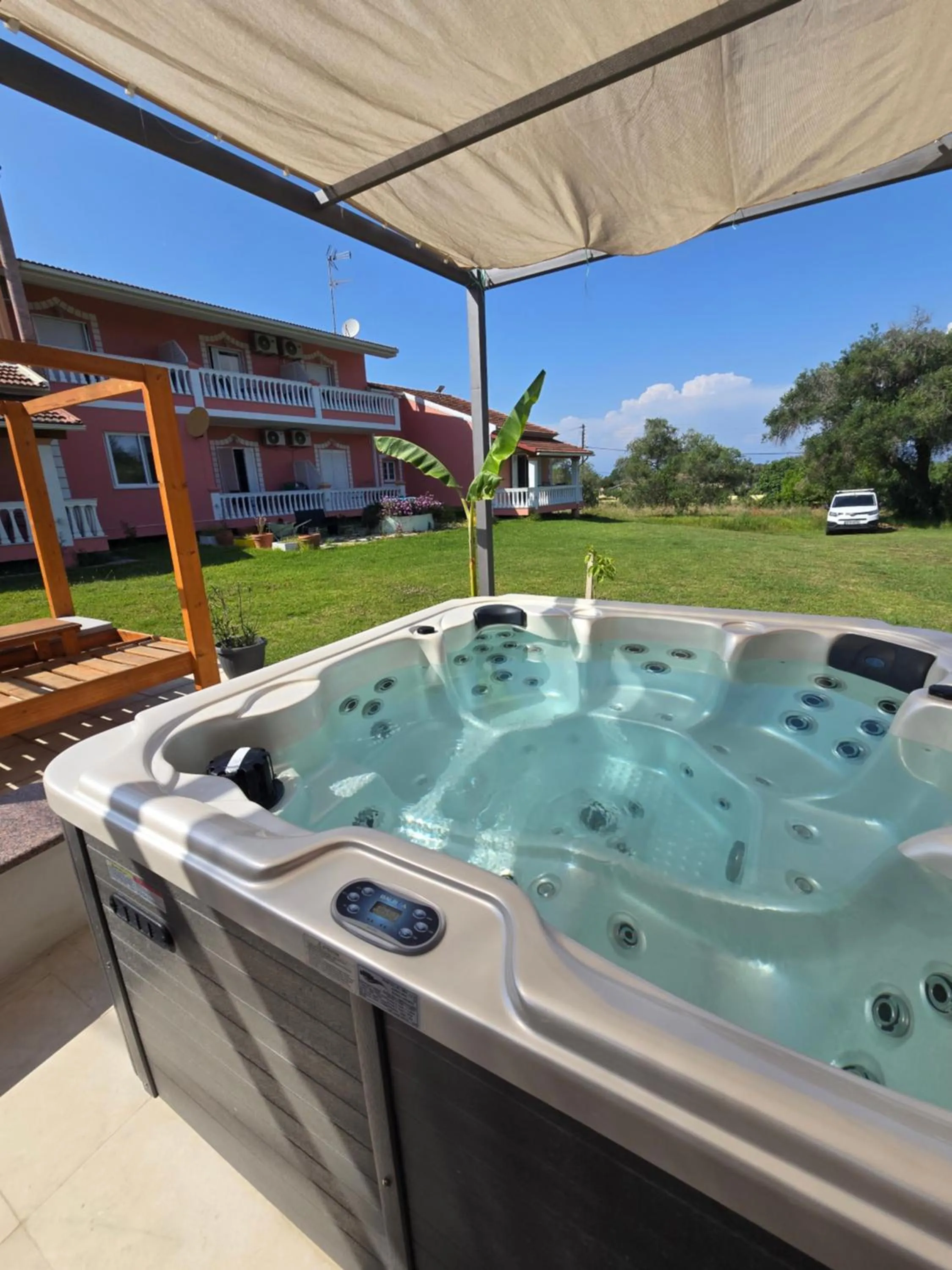 Hot Tub in Riposo Studios & Apartments