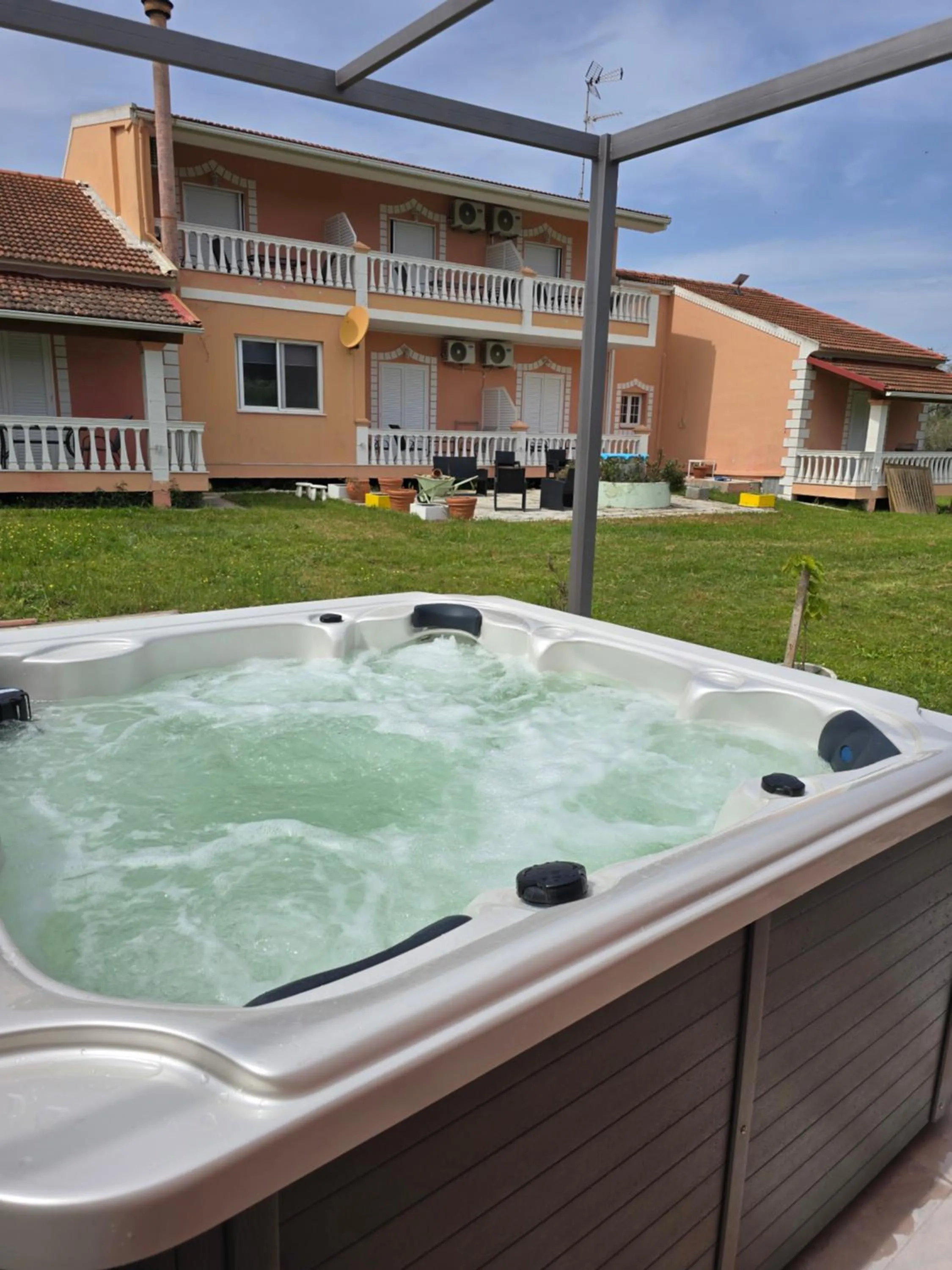 Hot Tub in Riposo Studios & Apartments
