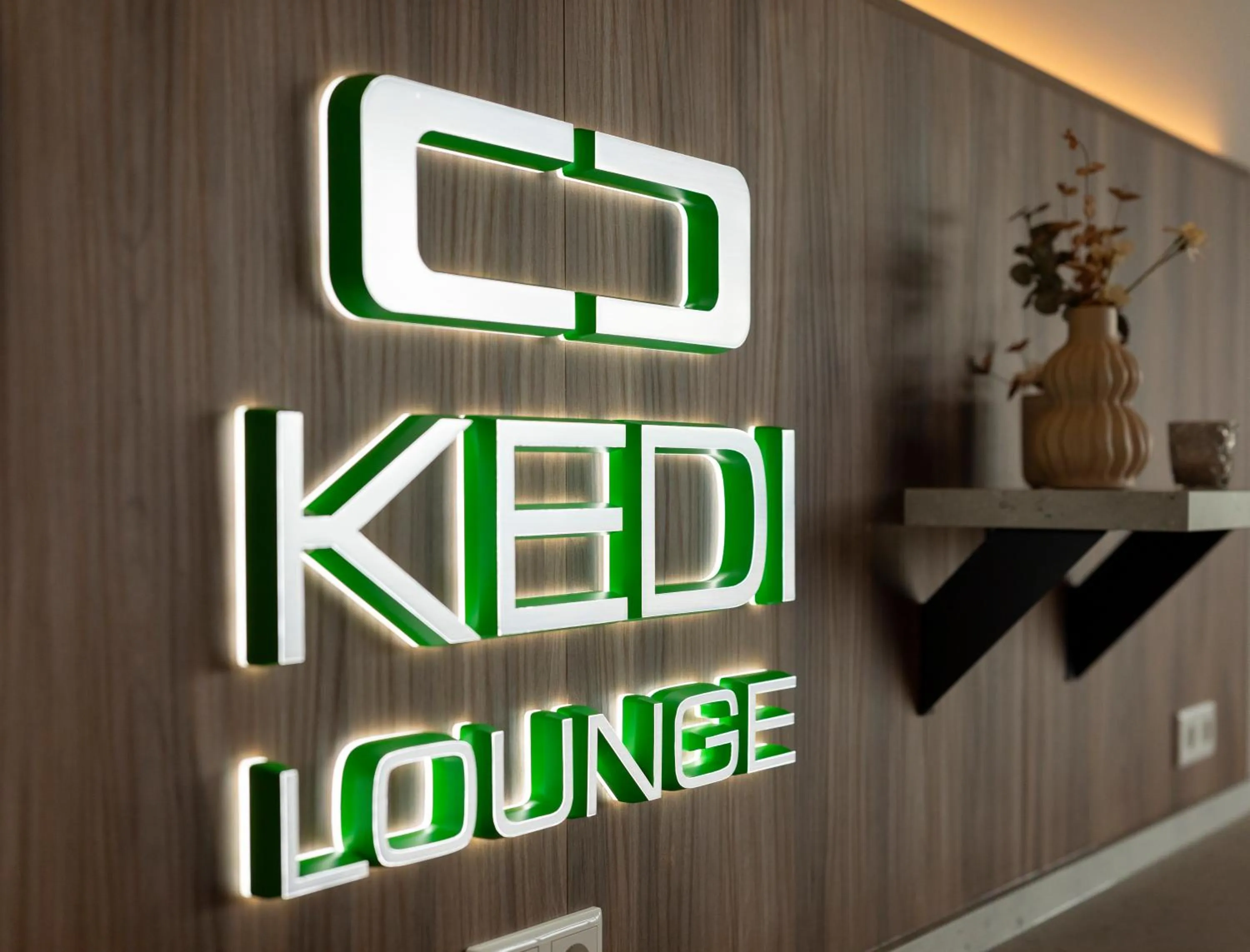 Logo/Certificate/Sign in Kedi Hotel Papenburg