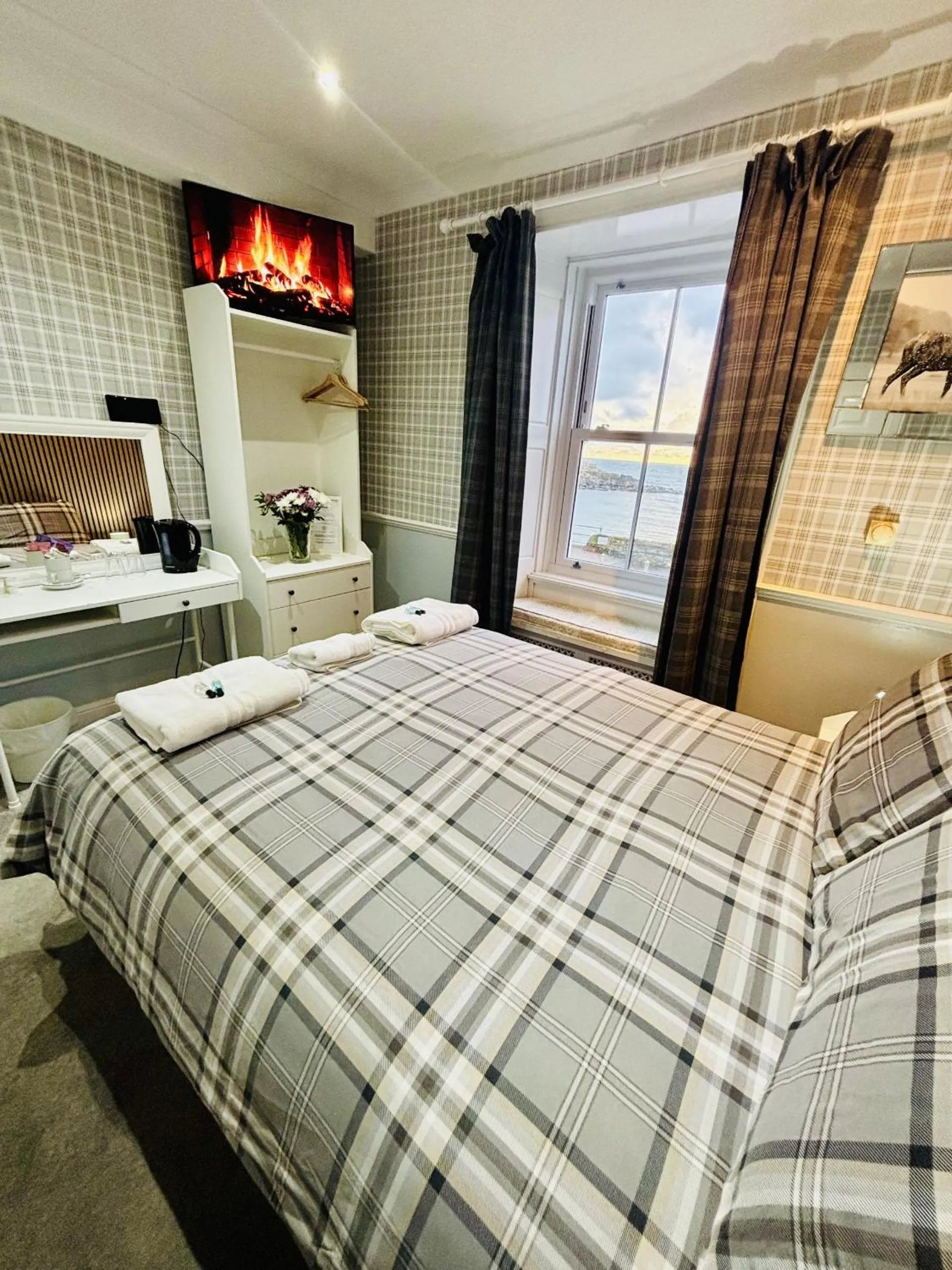 Bedroom, Bed in The Waterfront