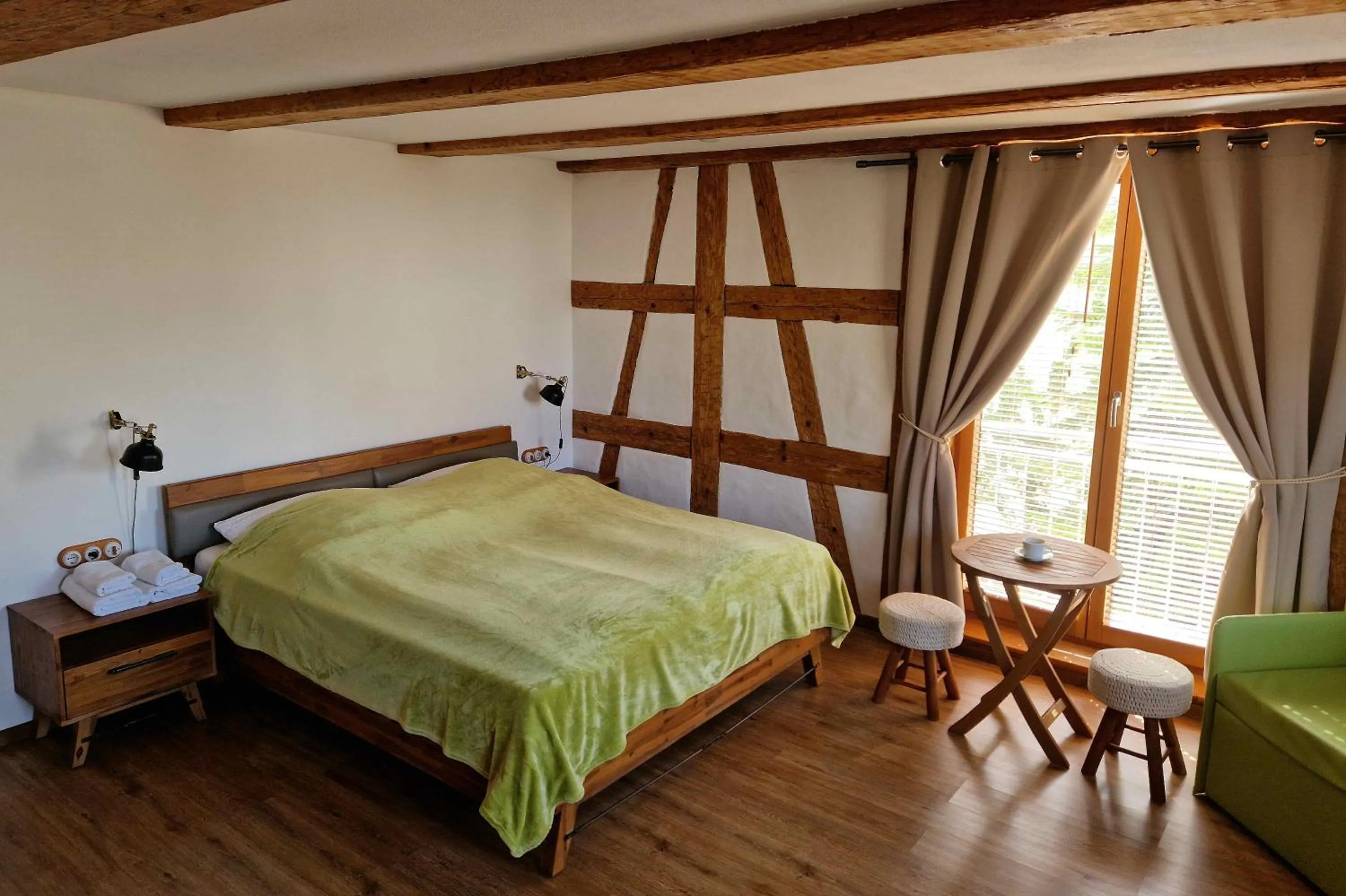 Bed in Waldvogel Ferienzimmer klimatisiert