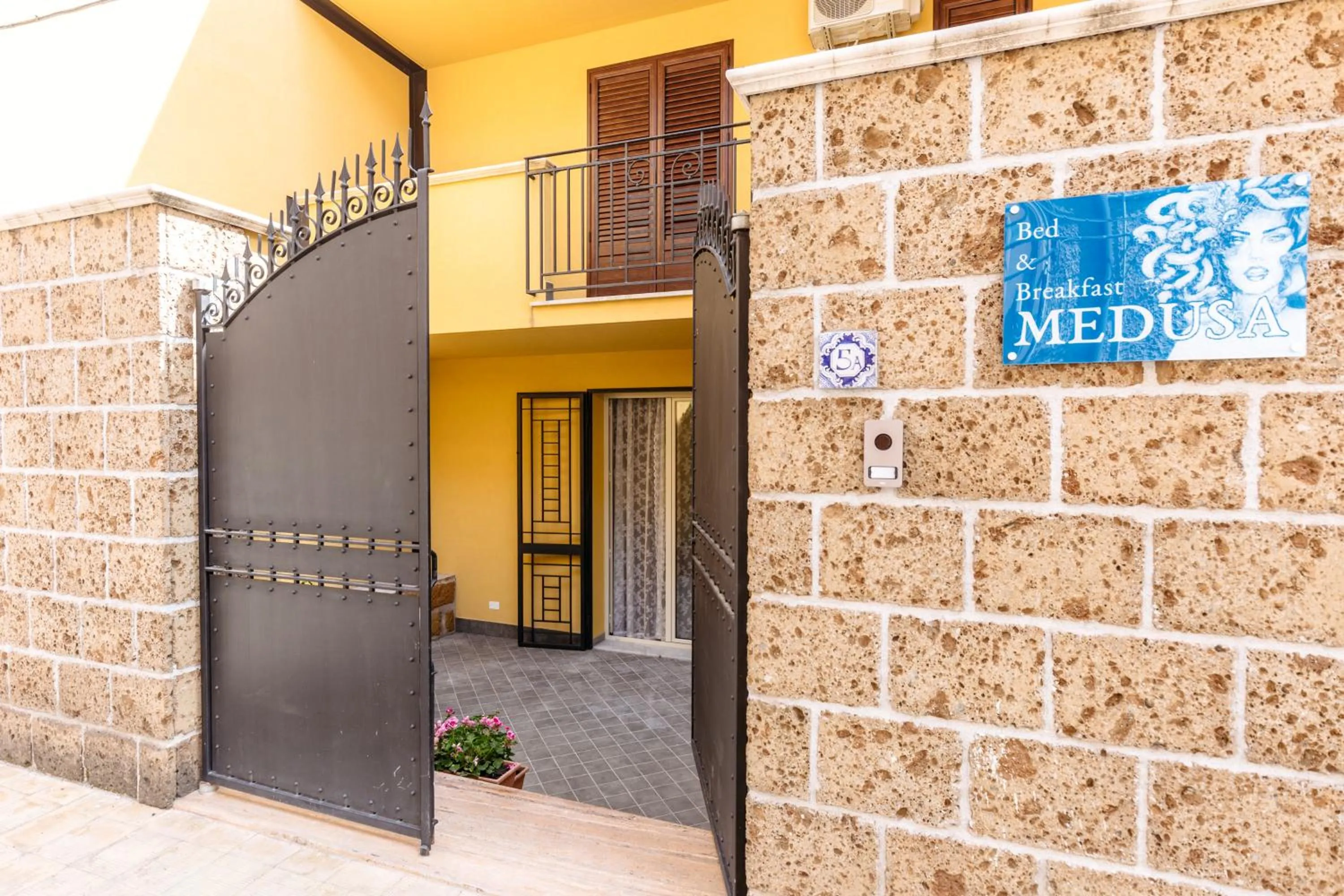 Facade/entrance in B&B Medusa