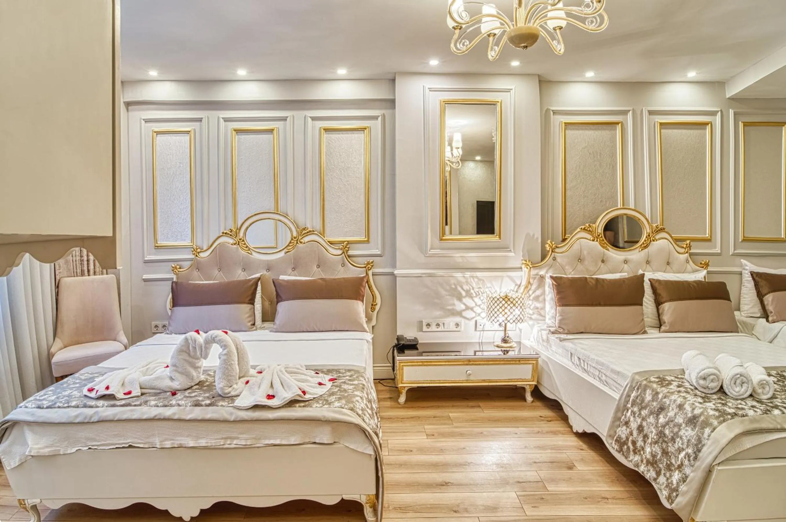 Photo of the whole room, Bed in Sirkeci Ersu Hotel & SPA