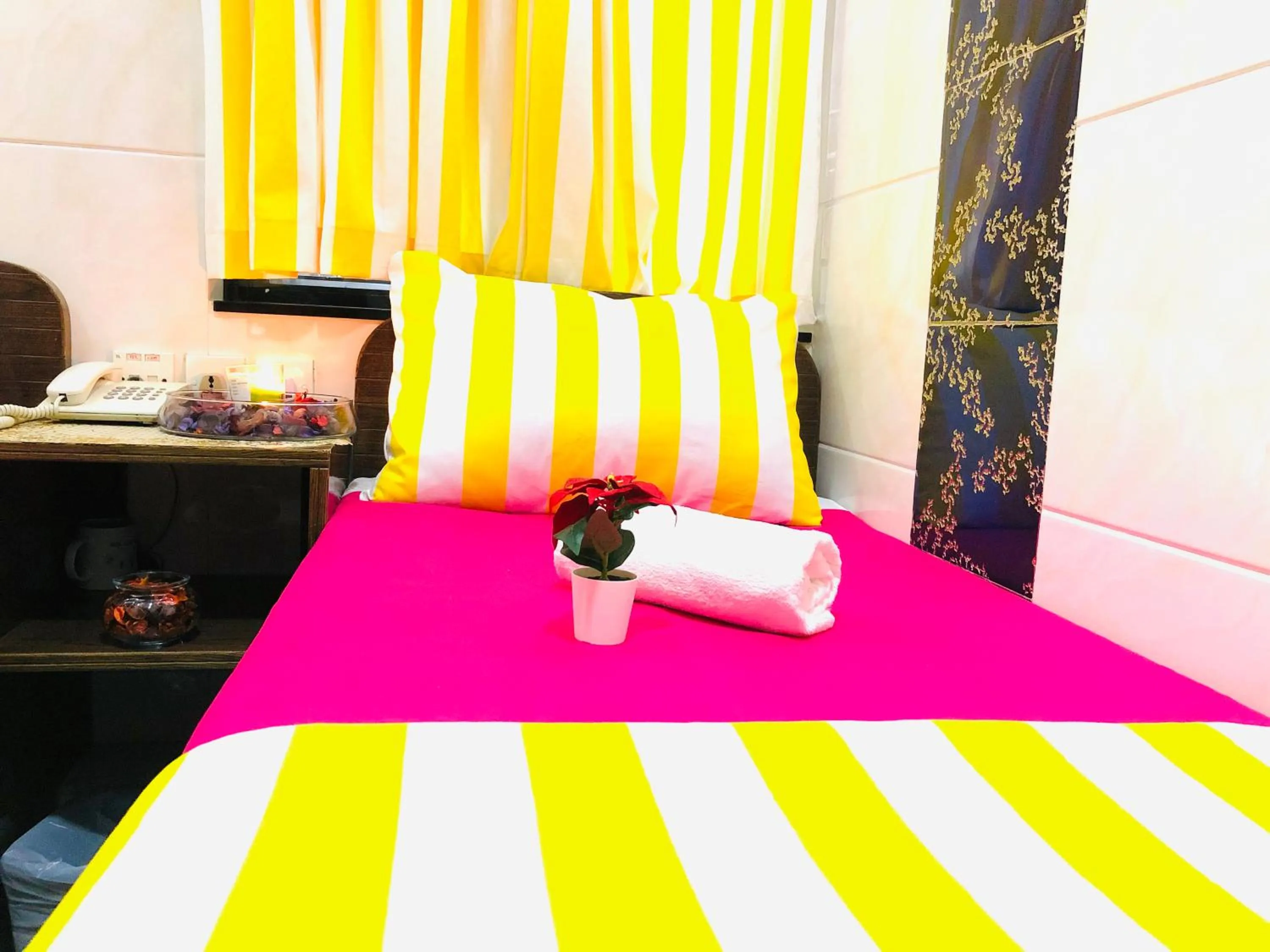 cot, Bed in Delta Lounge