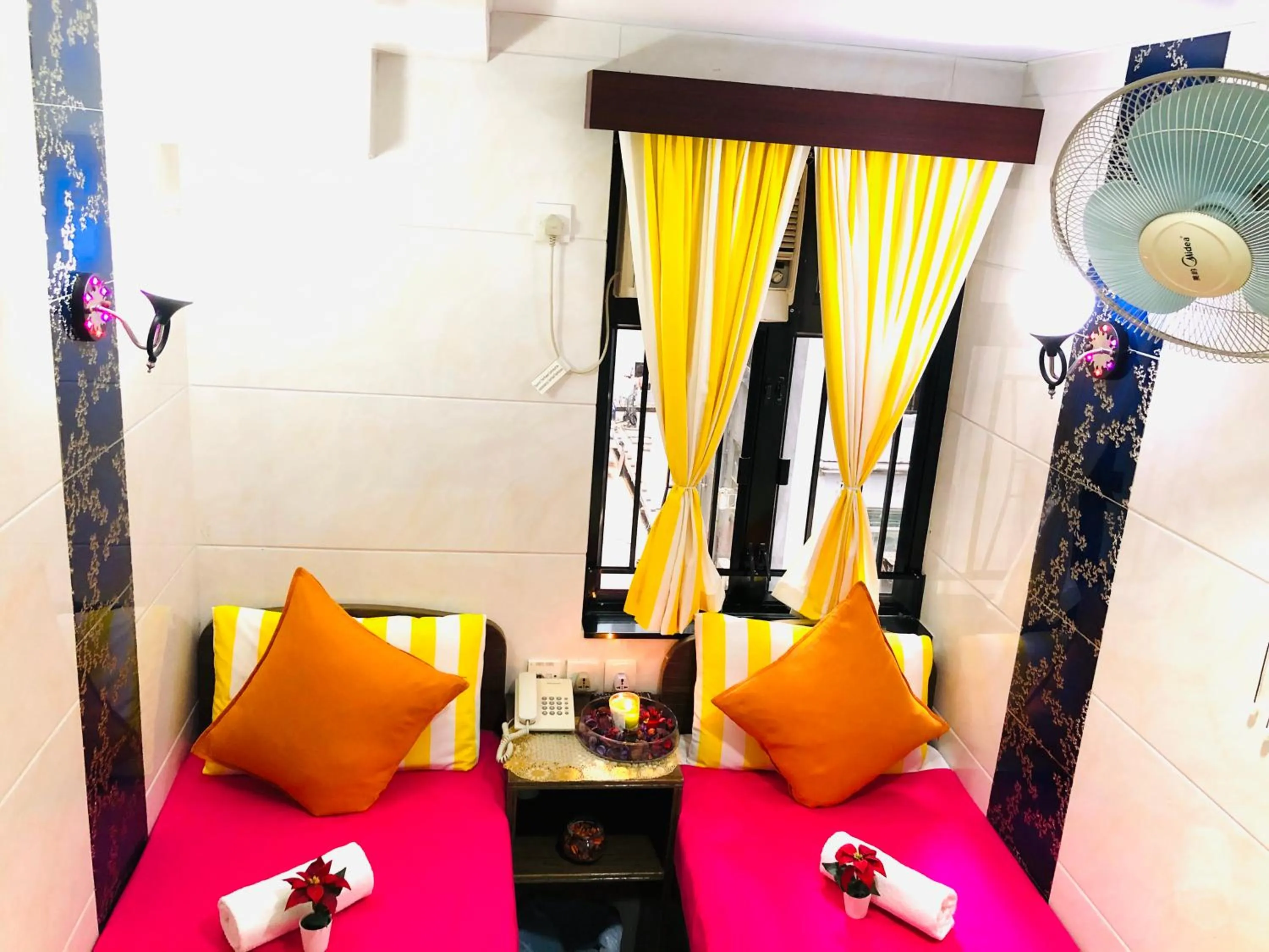 cot, Bed in Delta Lounge