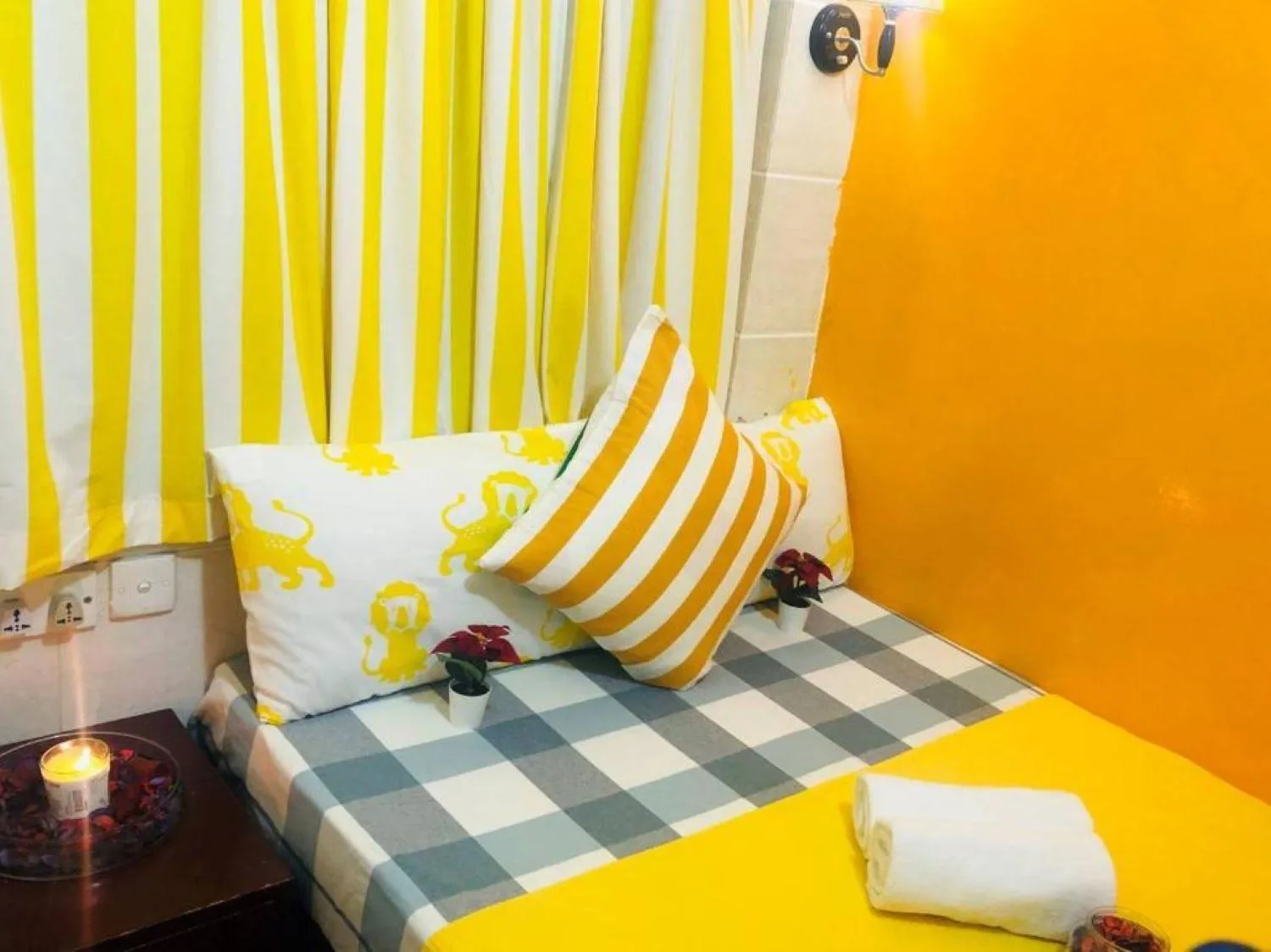 cot, Bed in Delta Lounge