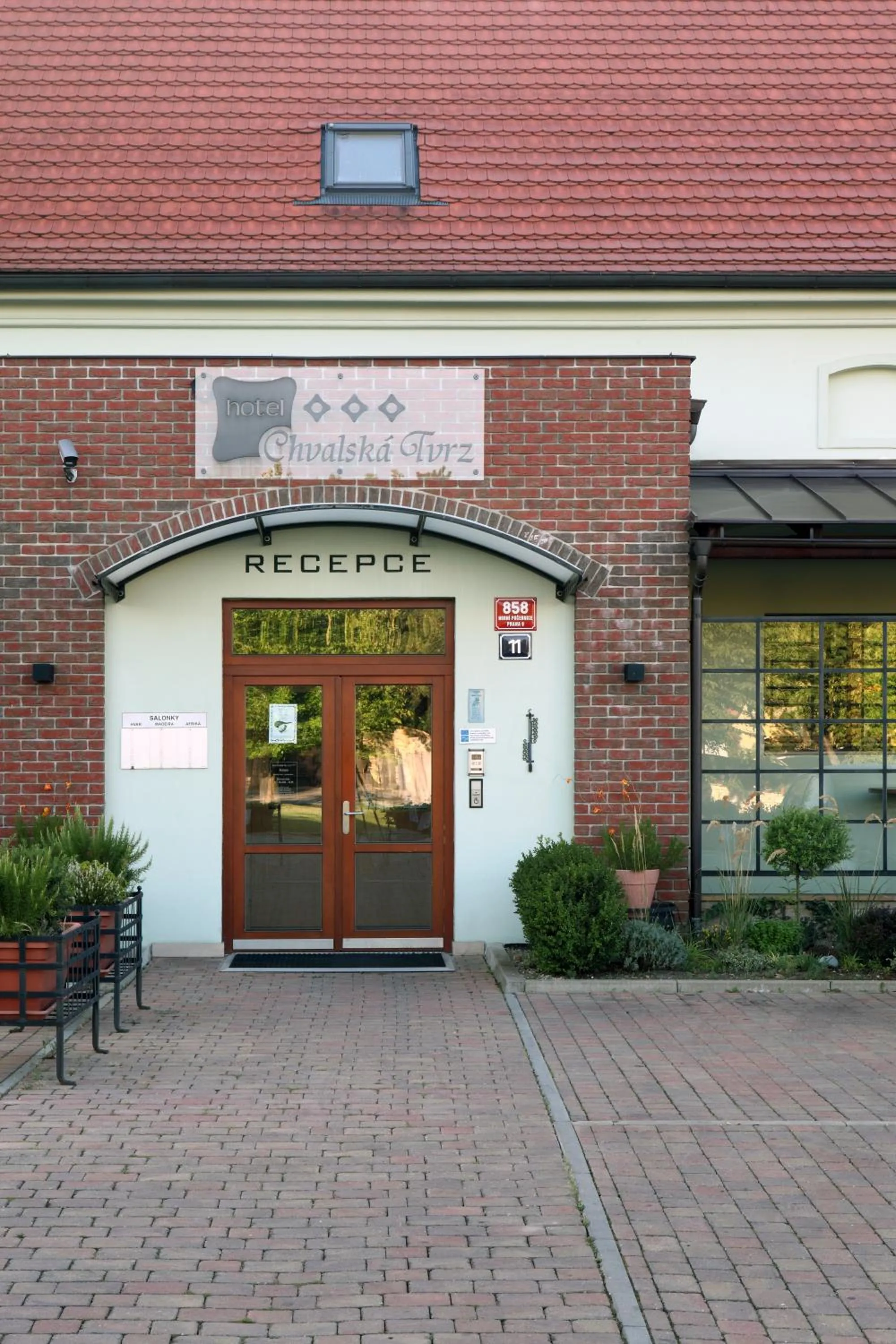 Facade/entrance in Hotel Chvalská Tvrz