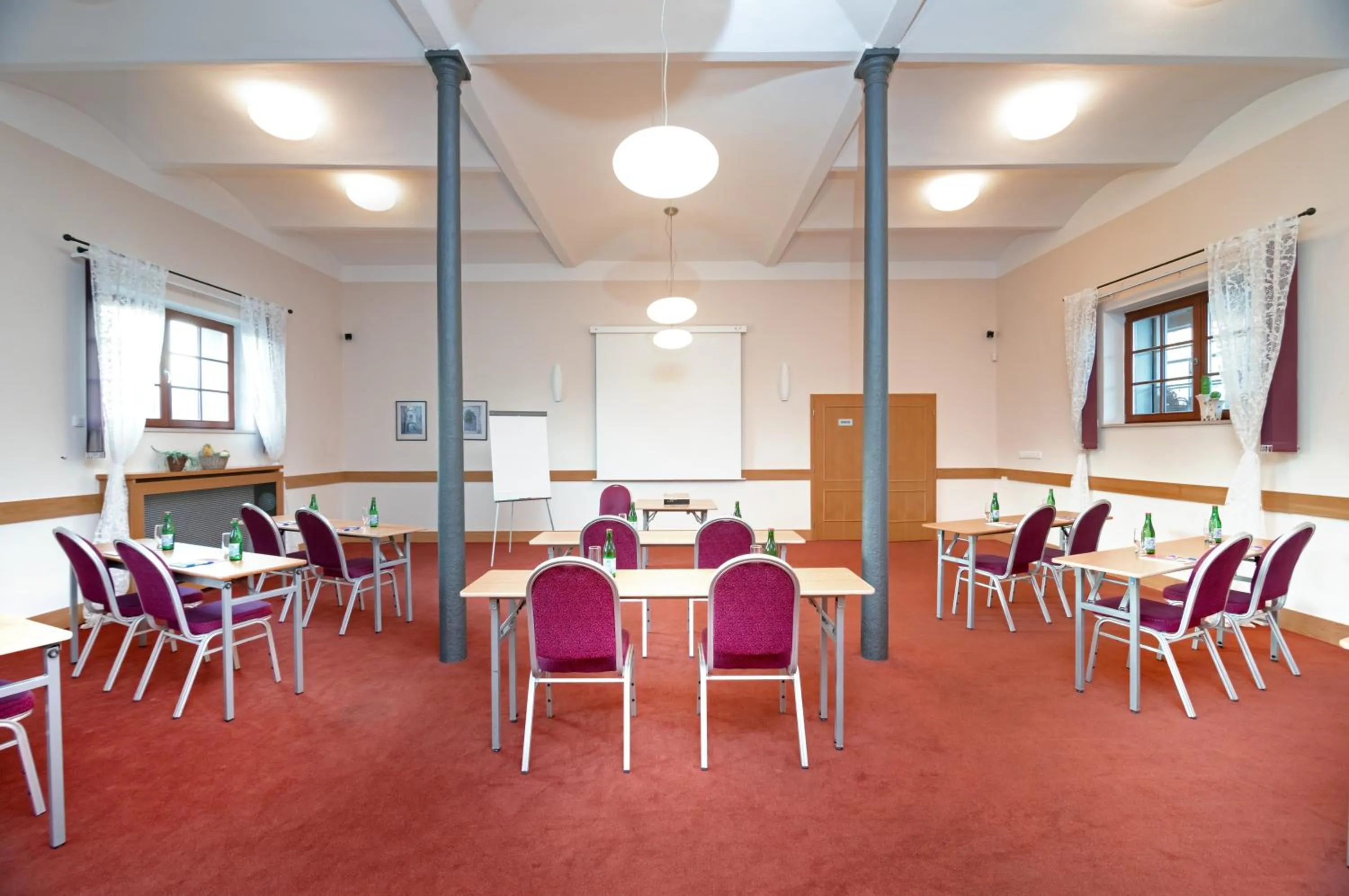 Communal lounge/ TV room in Hotel Chvalská Tvrz