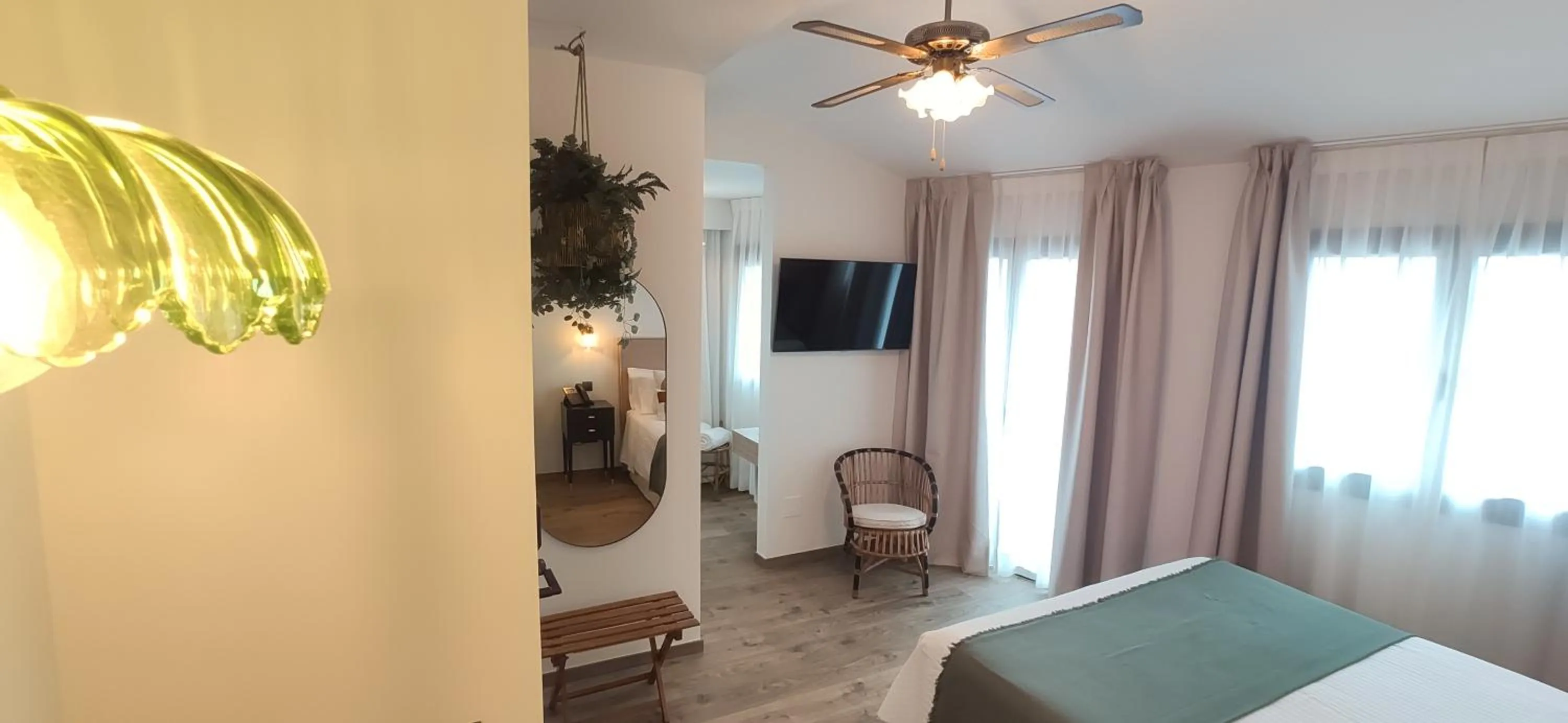 TV and multimedia, Bed in Le Petit Boutique Hotel