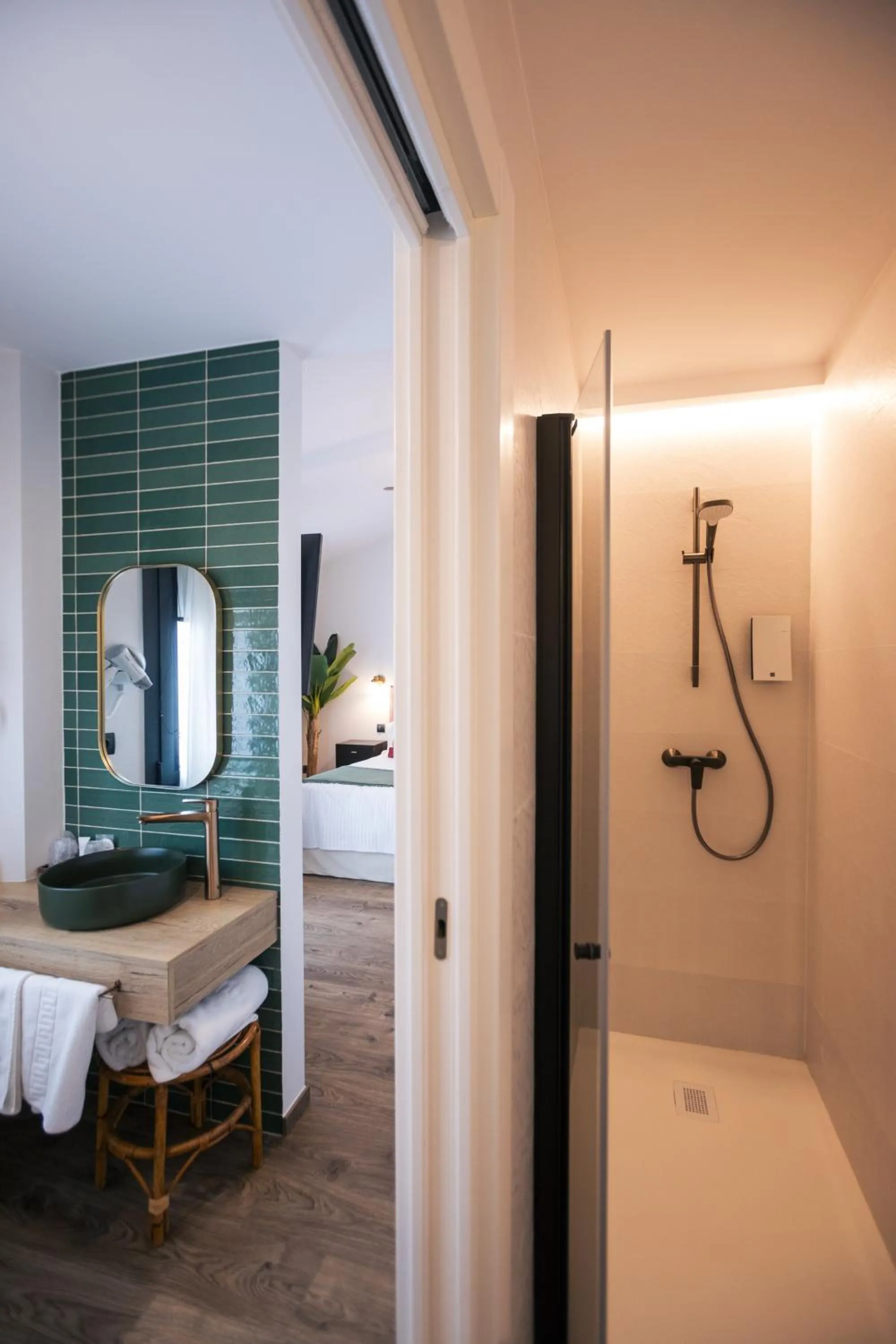 Shower, Bed in Le Petit Boutique Hotel