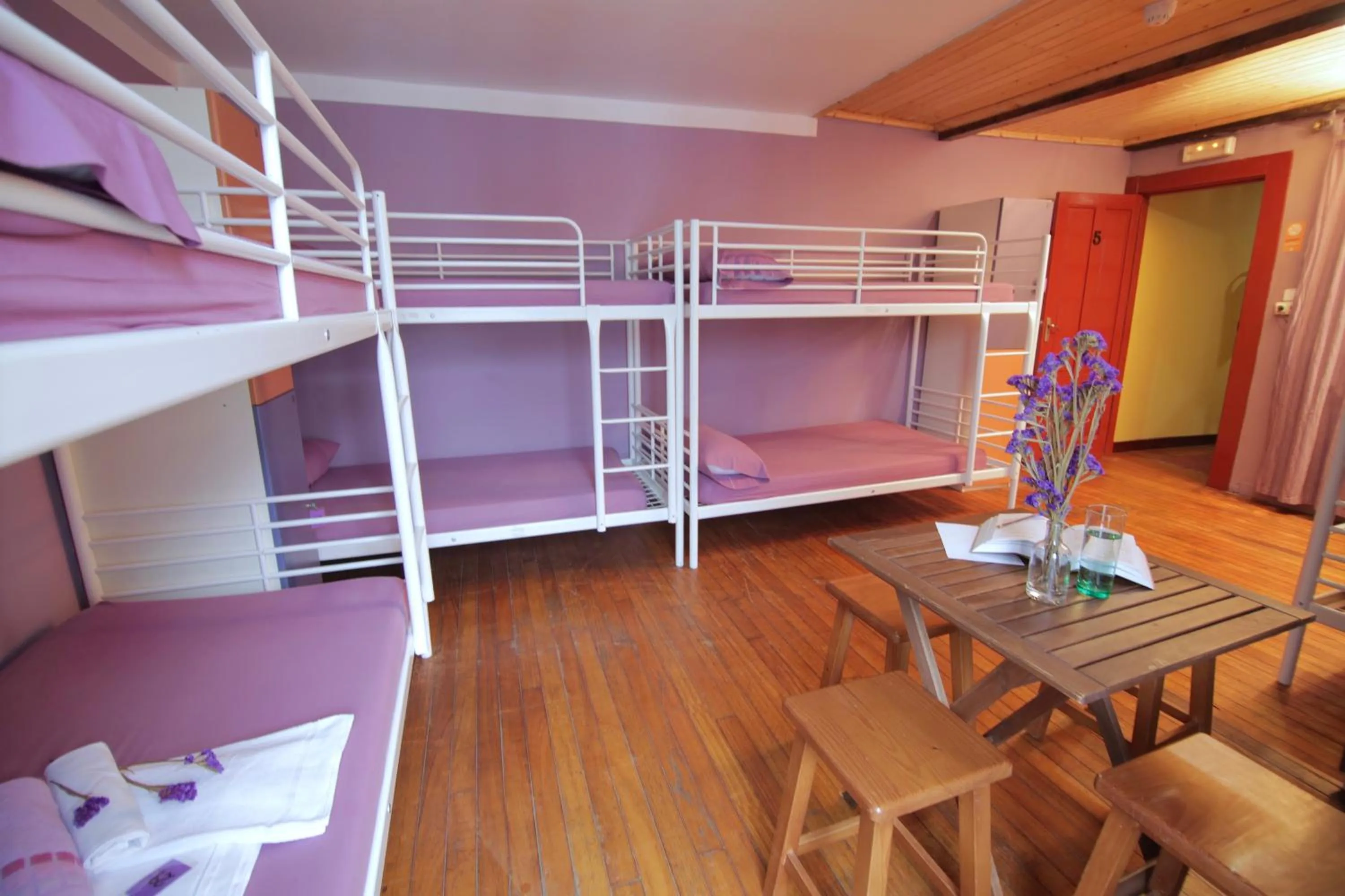 bunk bed, Bed in Albergue O Fogar de Teodomiro