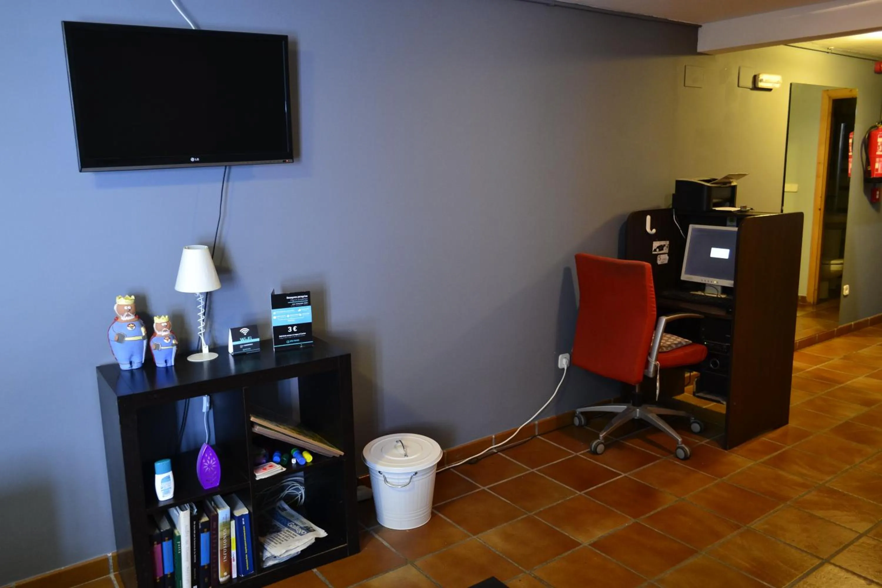 Communal lounge/ TV room in Albergue O Fogar de Teodomiro