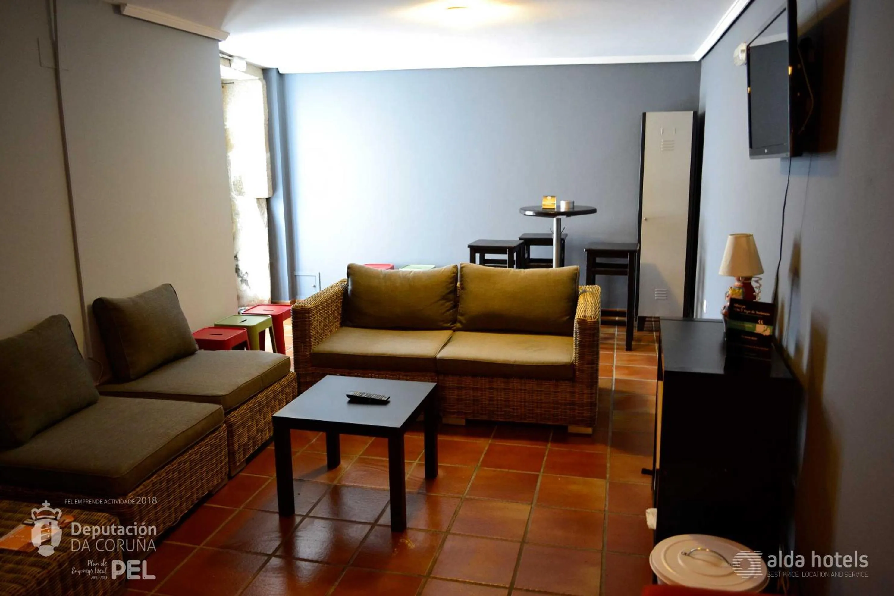 Communal lounge/ TV room in Albergue O Fogar de Teodomiro