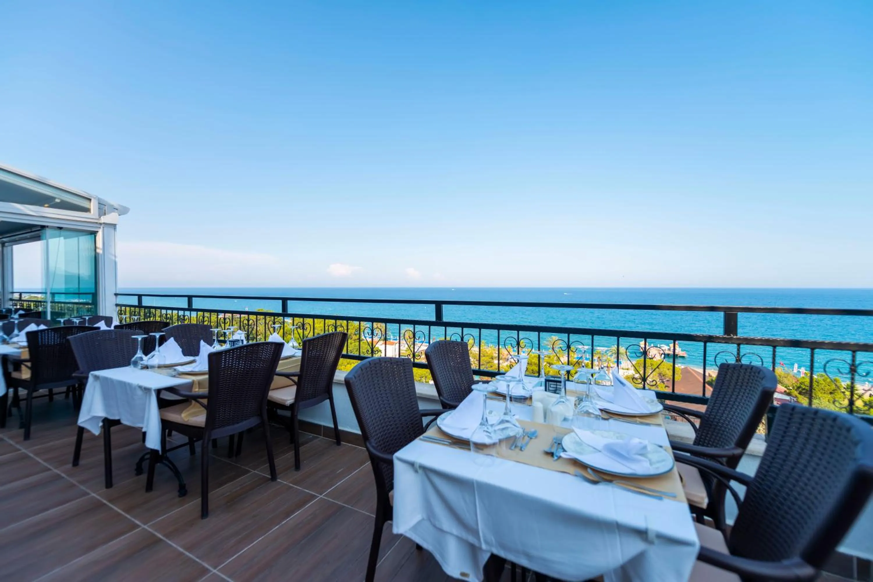 Restaurant/places to eat in Amara Comfort Resort