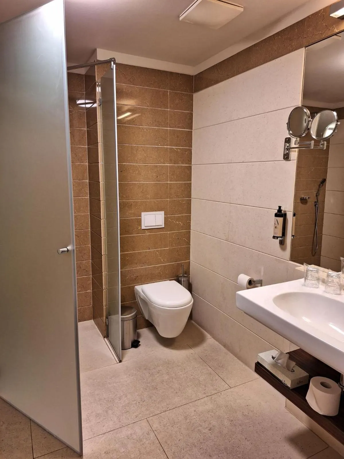 Shower in Duna Garden Hotel