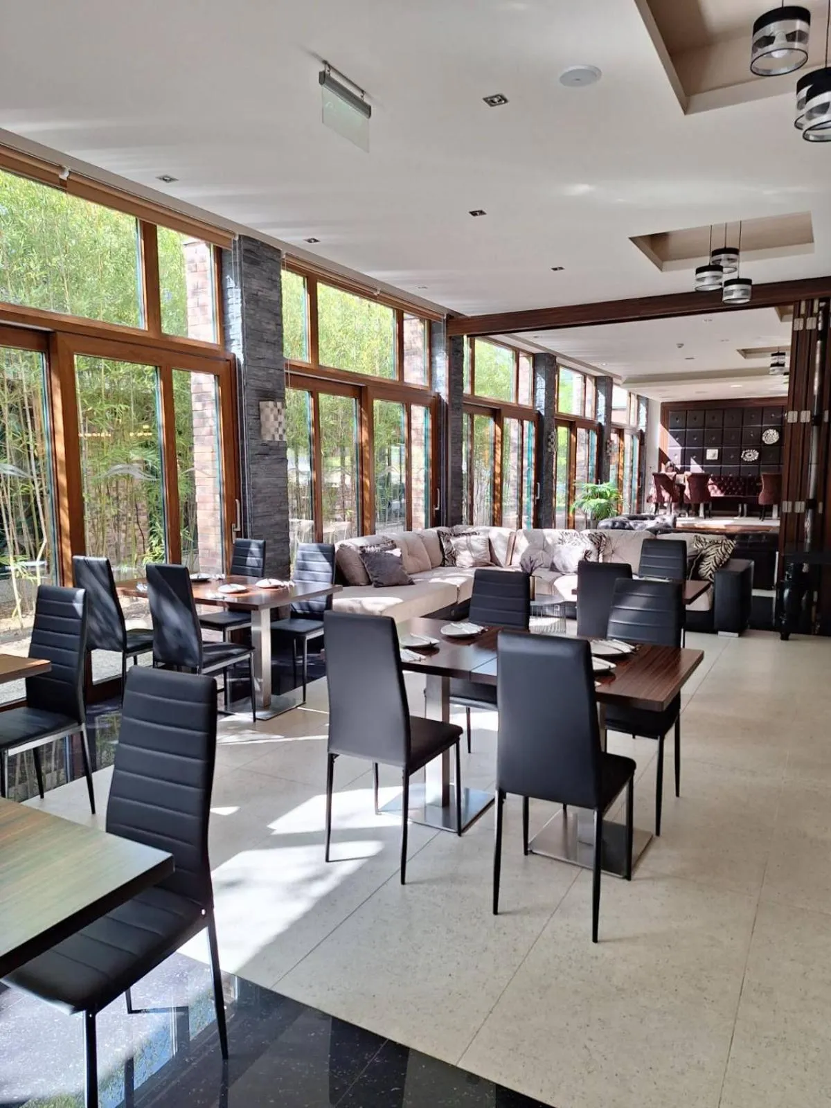 Restaurant/places to eat in Duna Garden Hotel