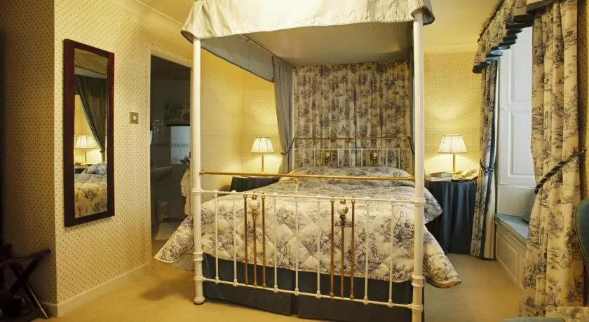 Bed in Bishopsgate House Hotel
