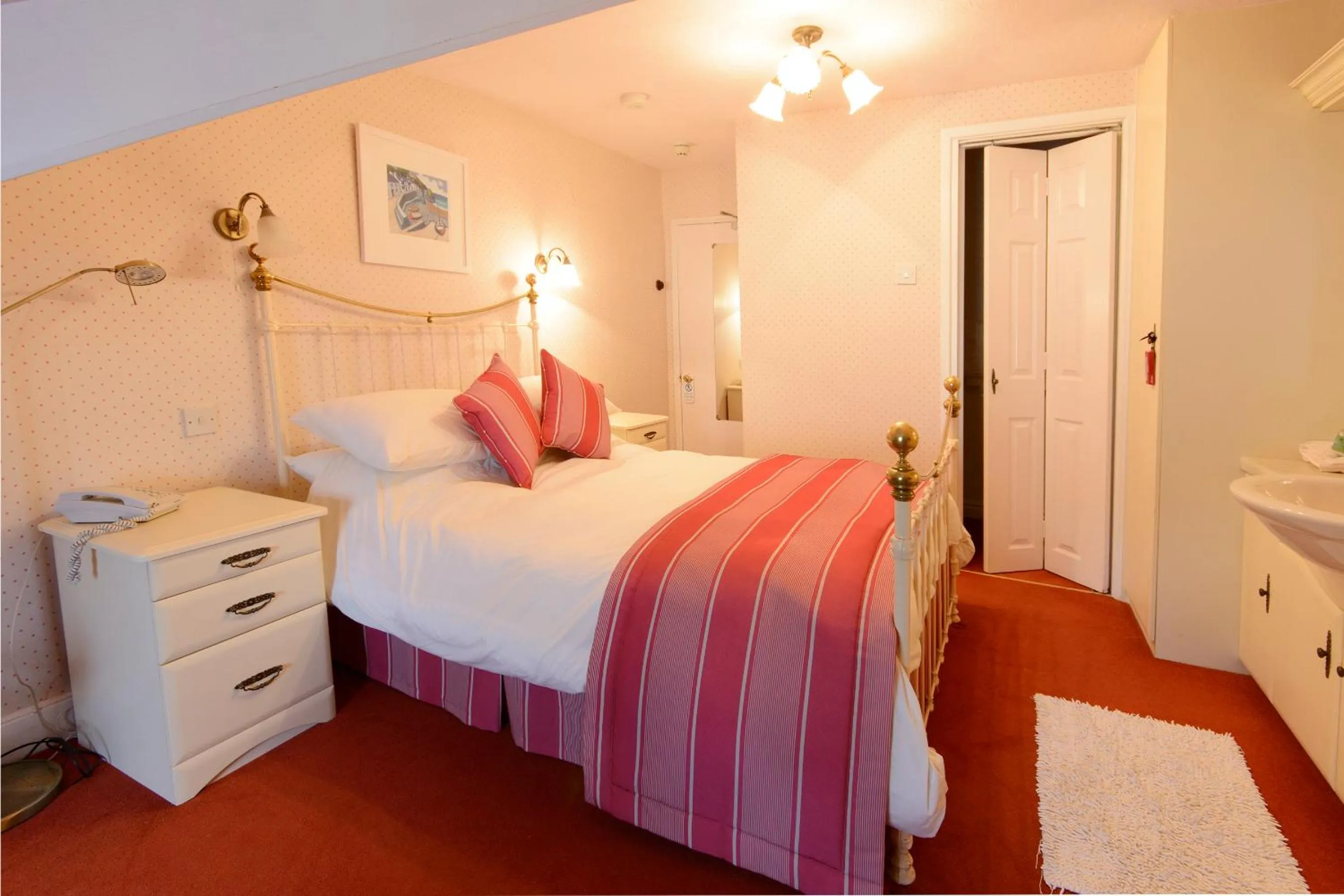 Photo of the whole room, Bed in Bishopsgate House Hotel