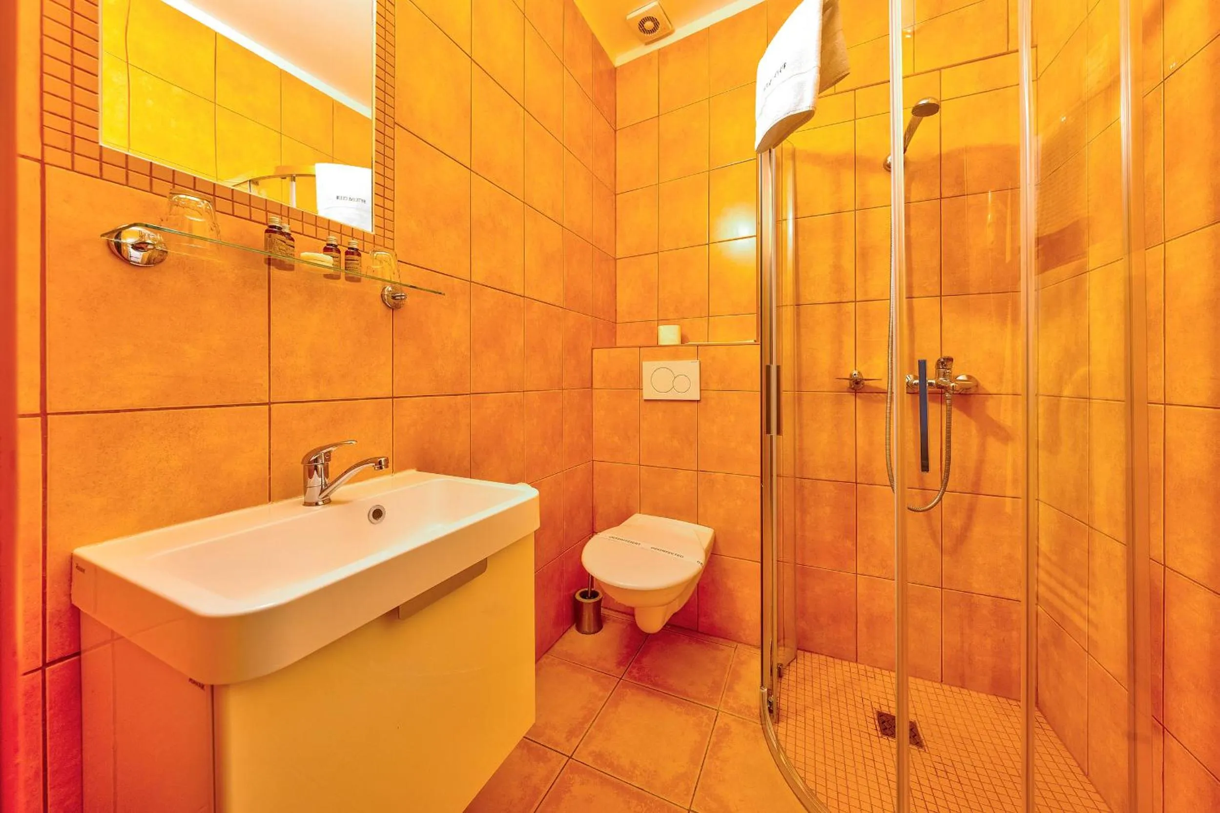 Shower in Betlem Club Hotel