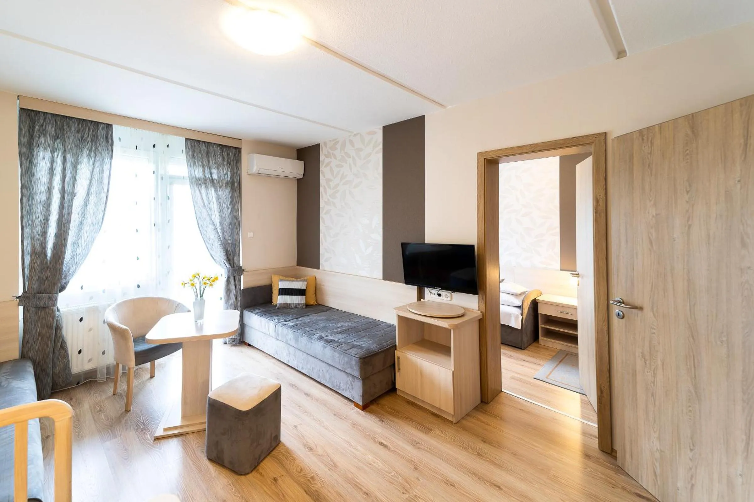 Communal lounge/ TV room, Bed in Napfény Hotel