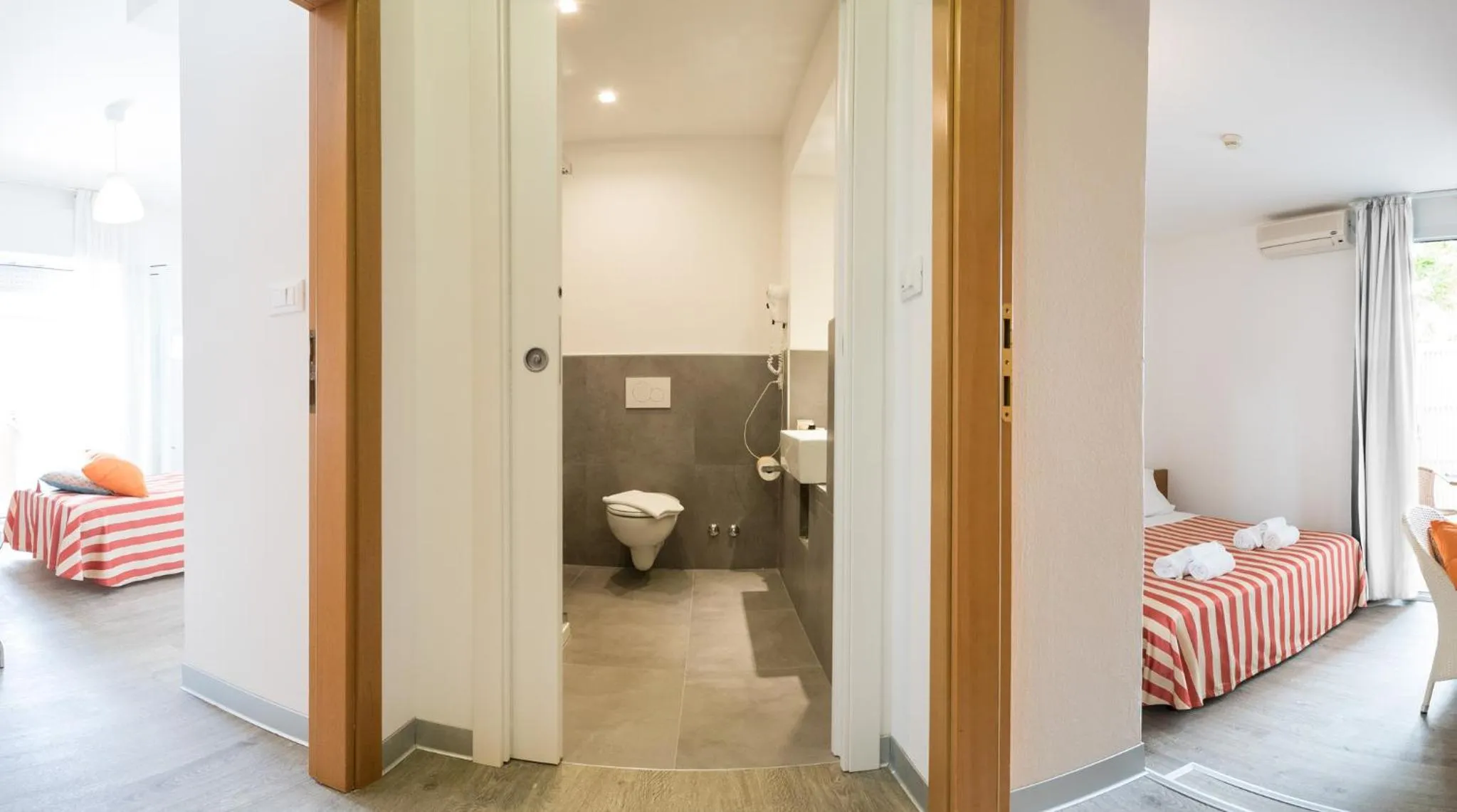 Photo of the whole room in Hotel Aurora