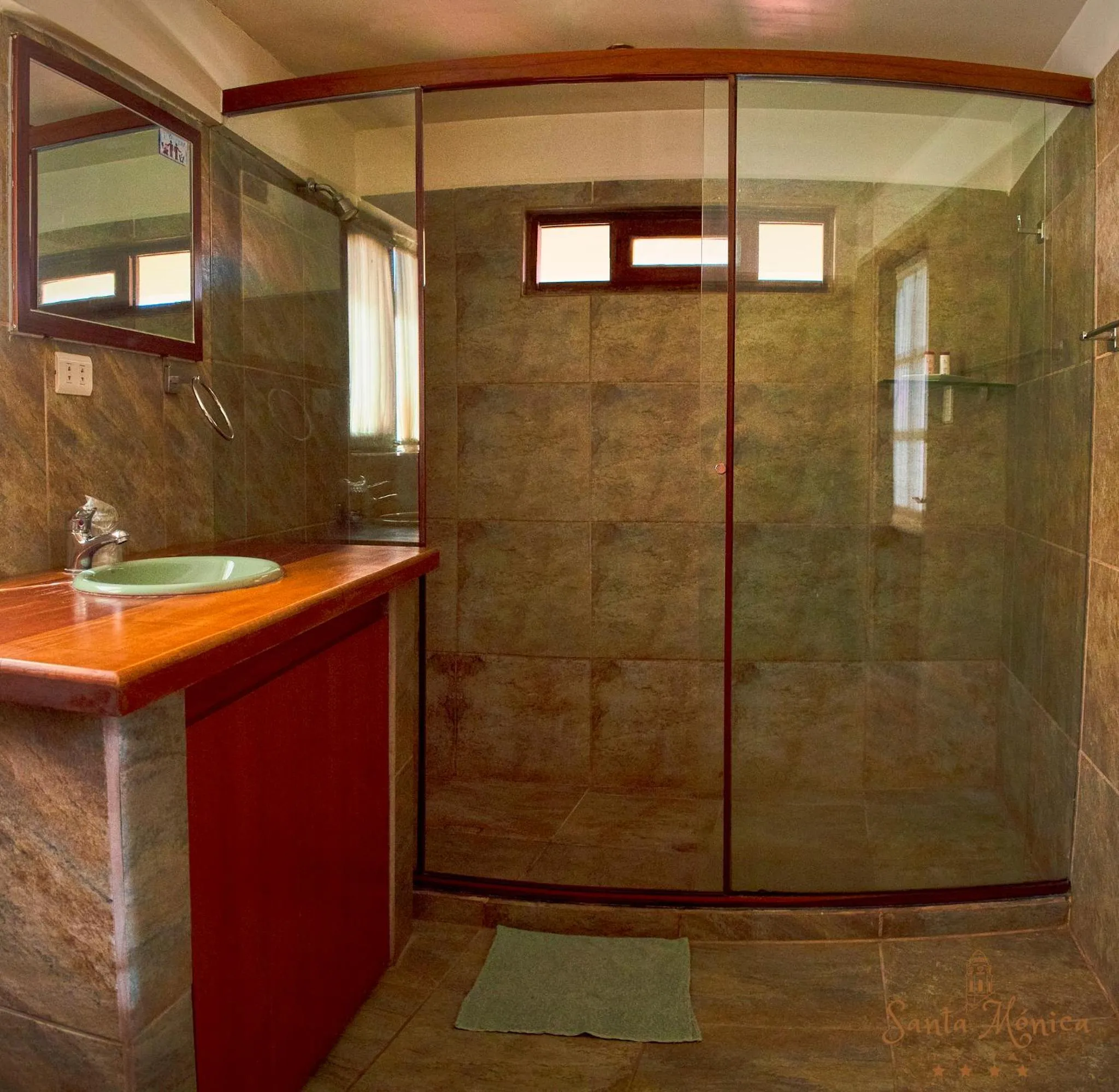 Shower in Hotel Santa Mónica