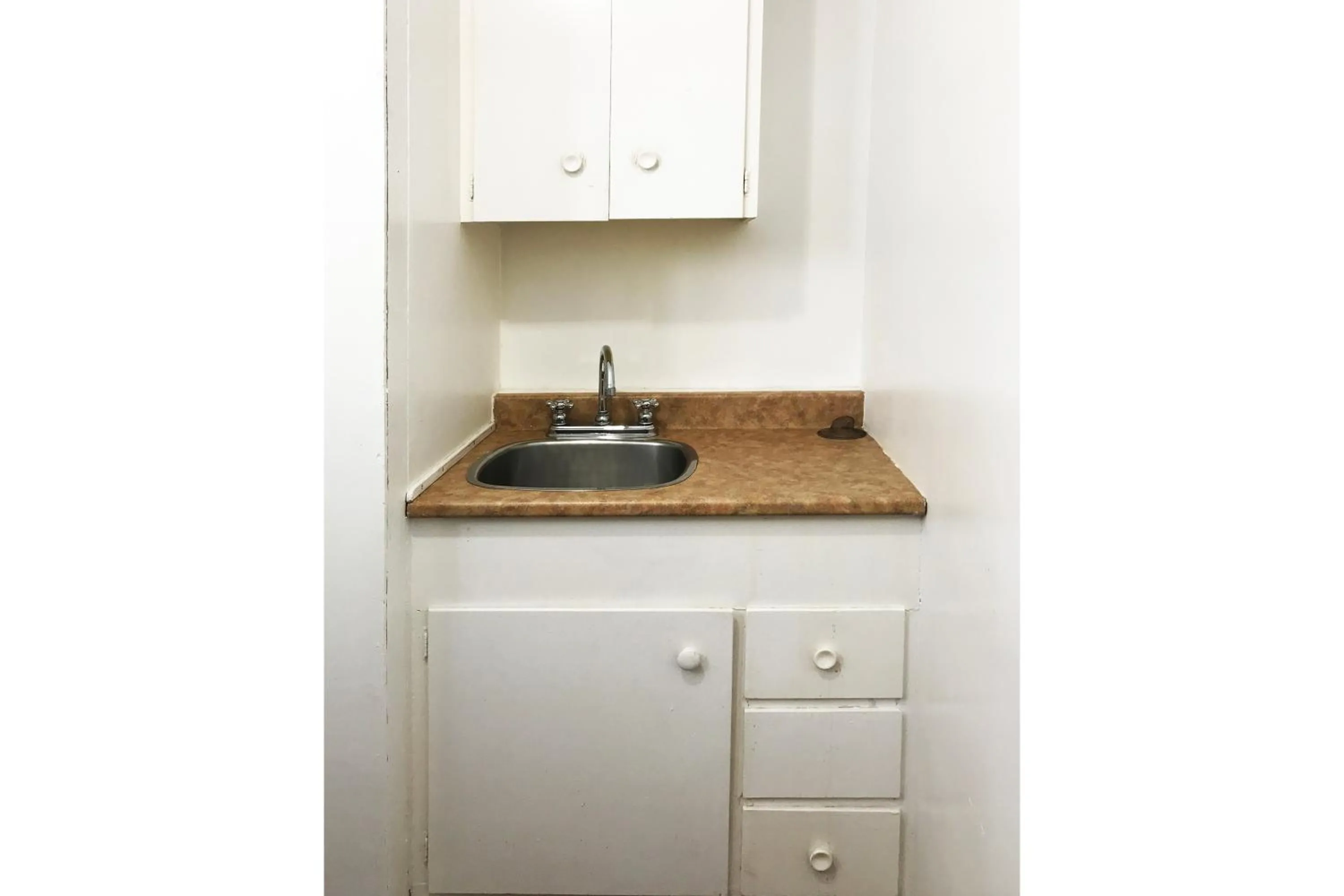 Kitchen or kitchenette in Bayside Motel Trenton