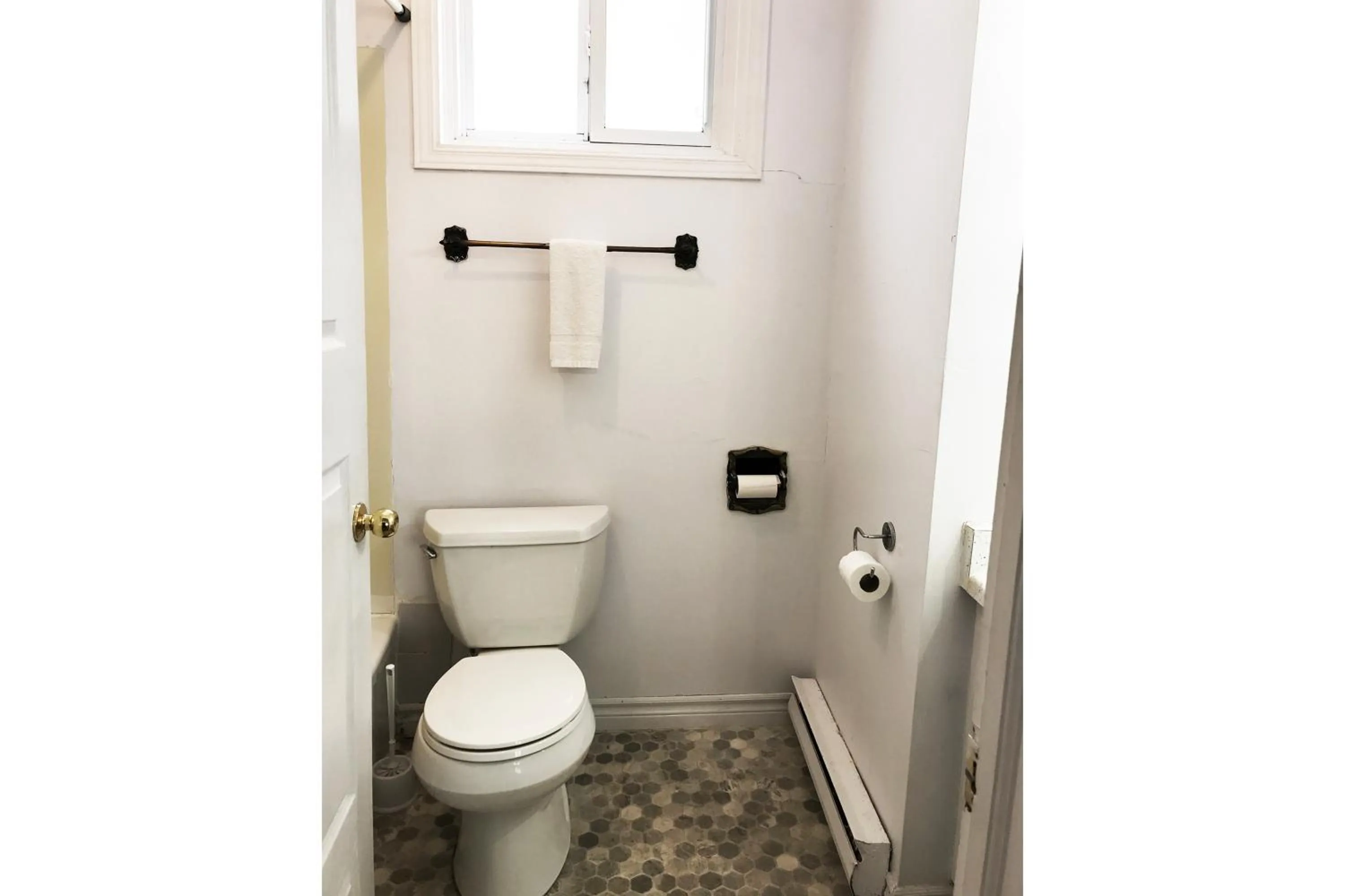 Bathroom in Bayside Motel Trenton