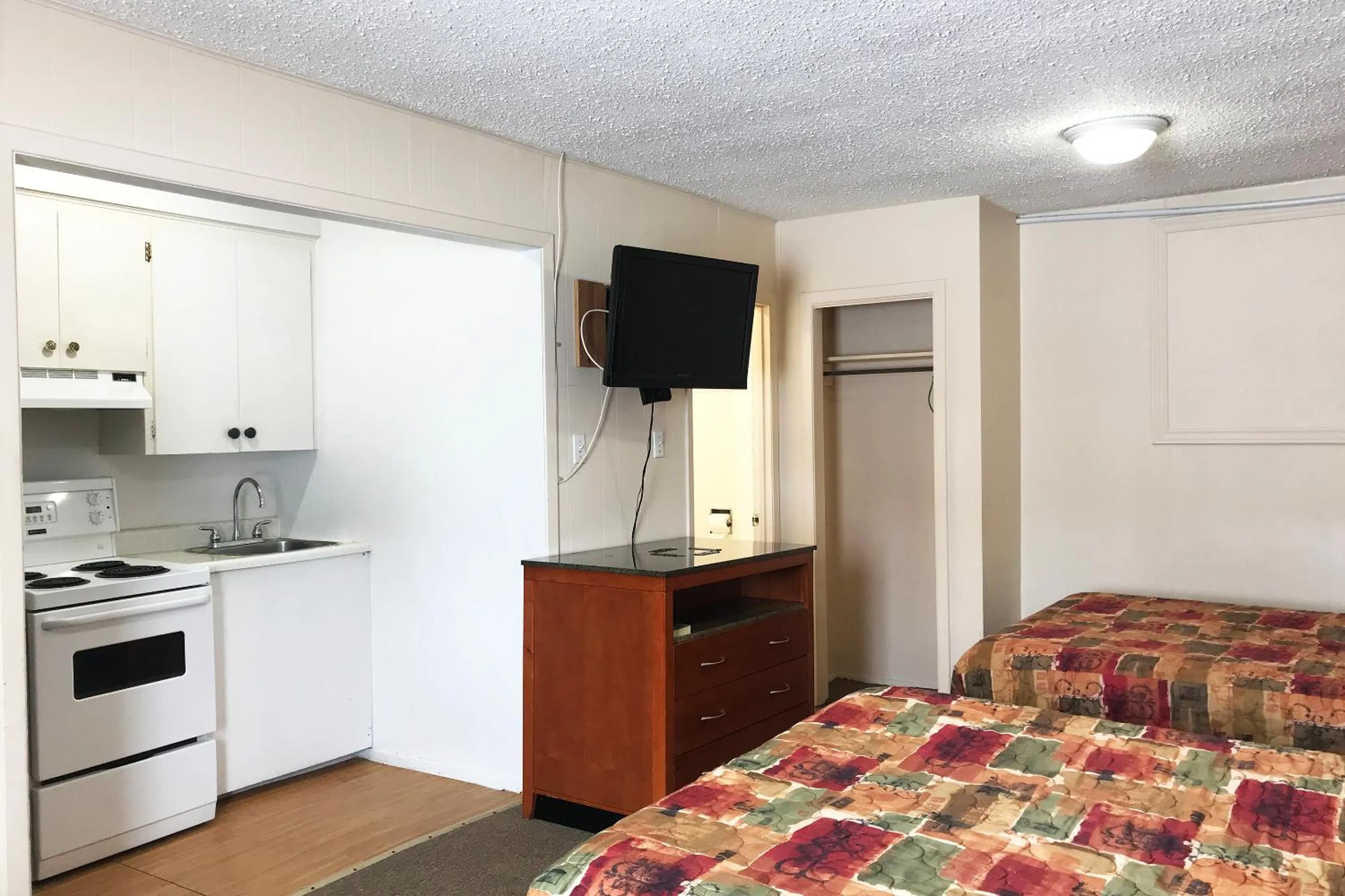 TV and multimedia, Bed in Bayside Motel Trenton