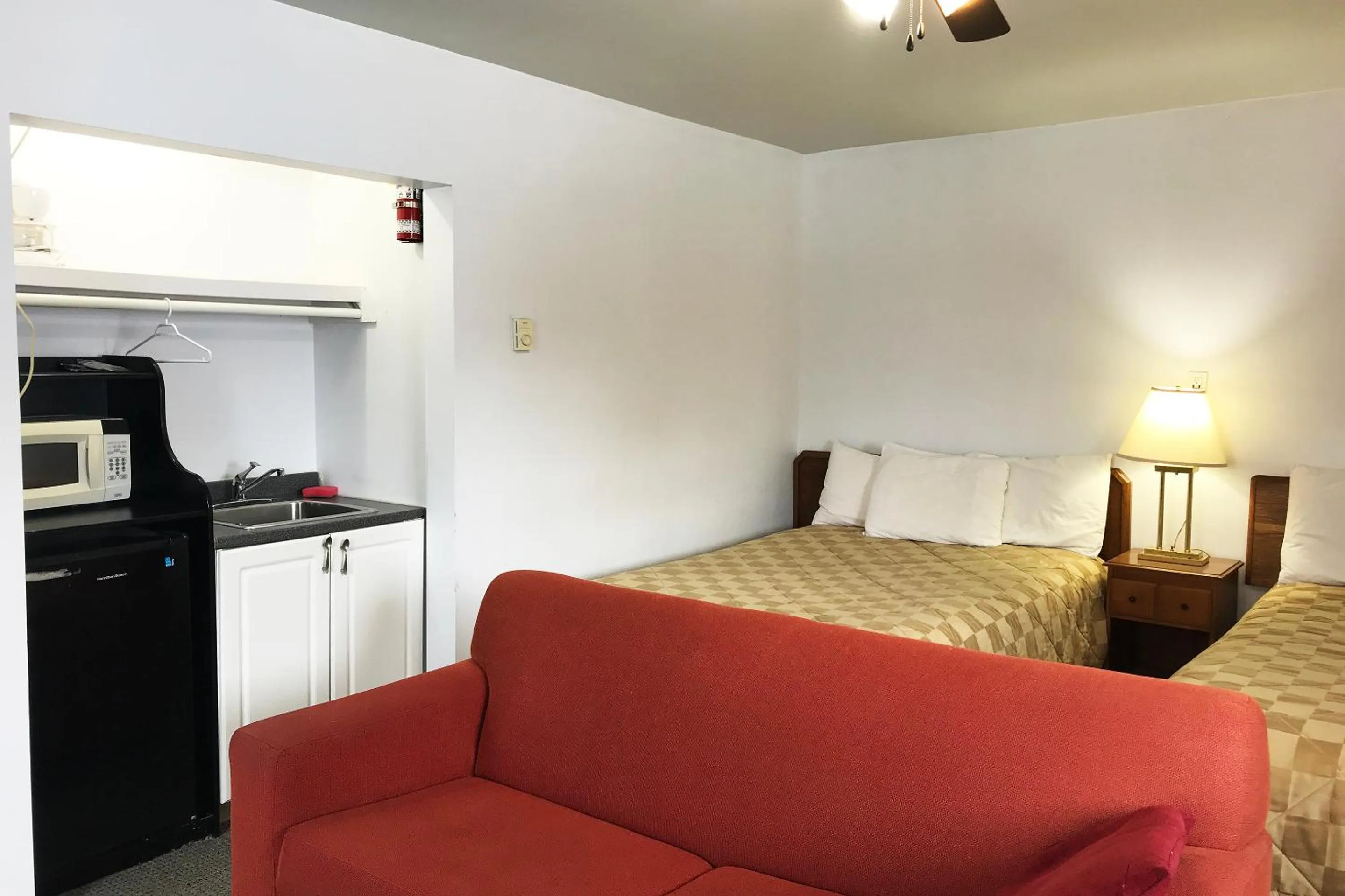 Bedroom, Bed in Bayside Motel Trenton