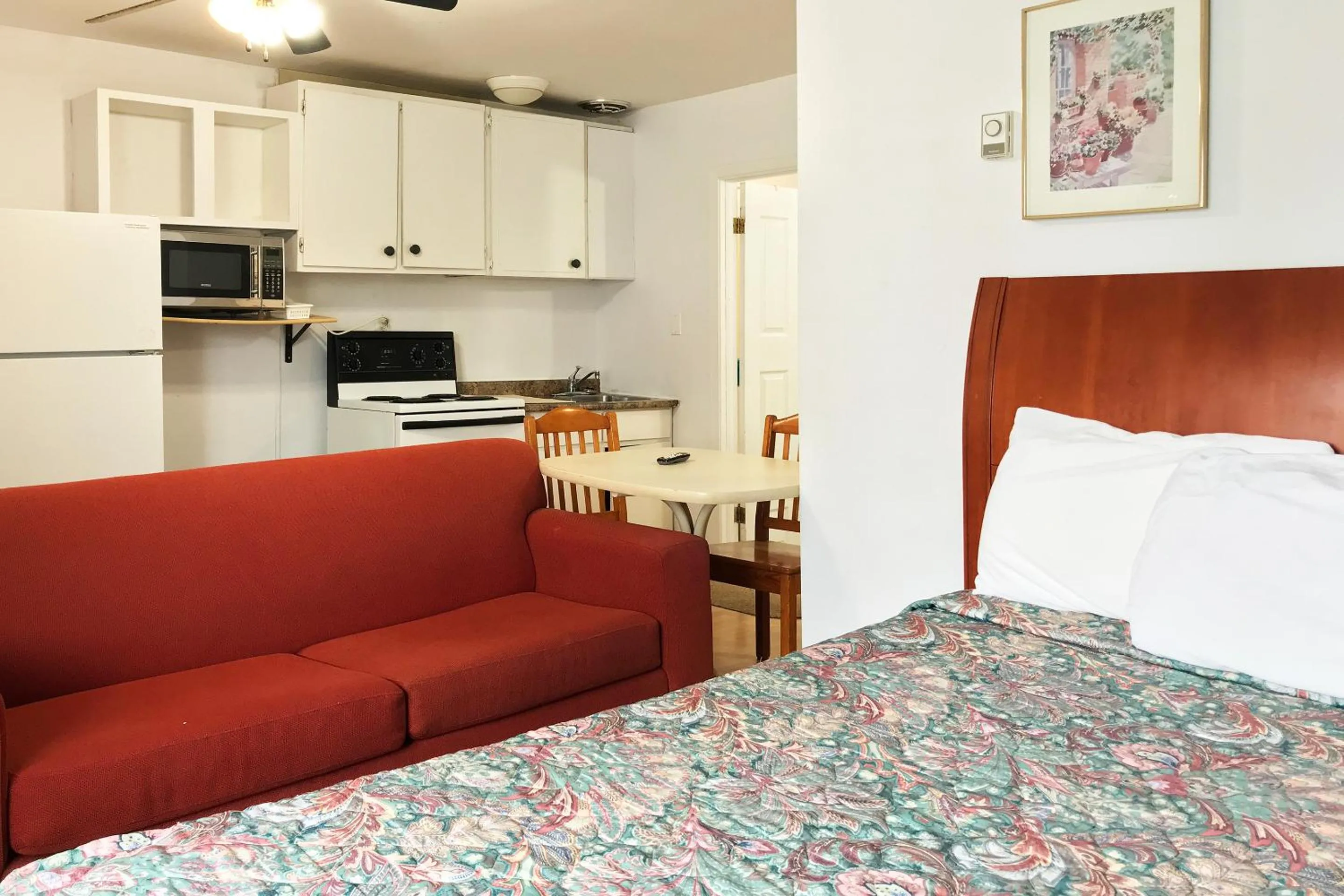 Seating area, Bed in Bayside Motel Trenton