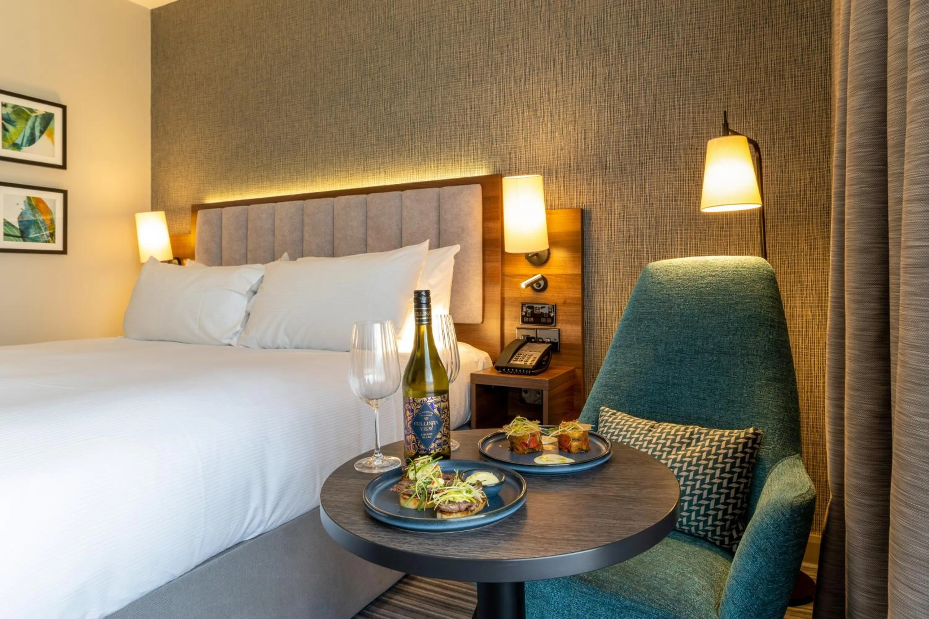 room service, Bed in DoubleTree by Hilton London Chelsea