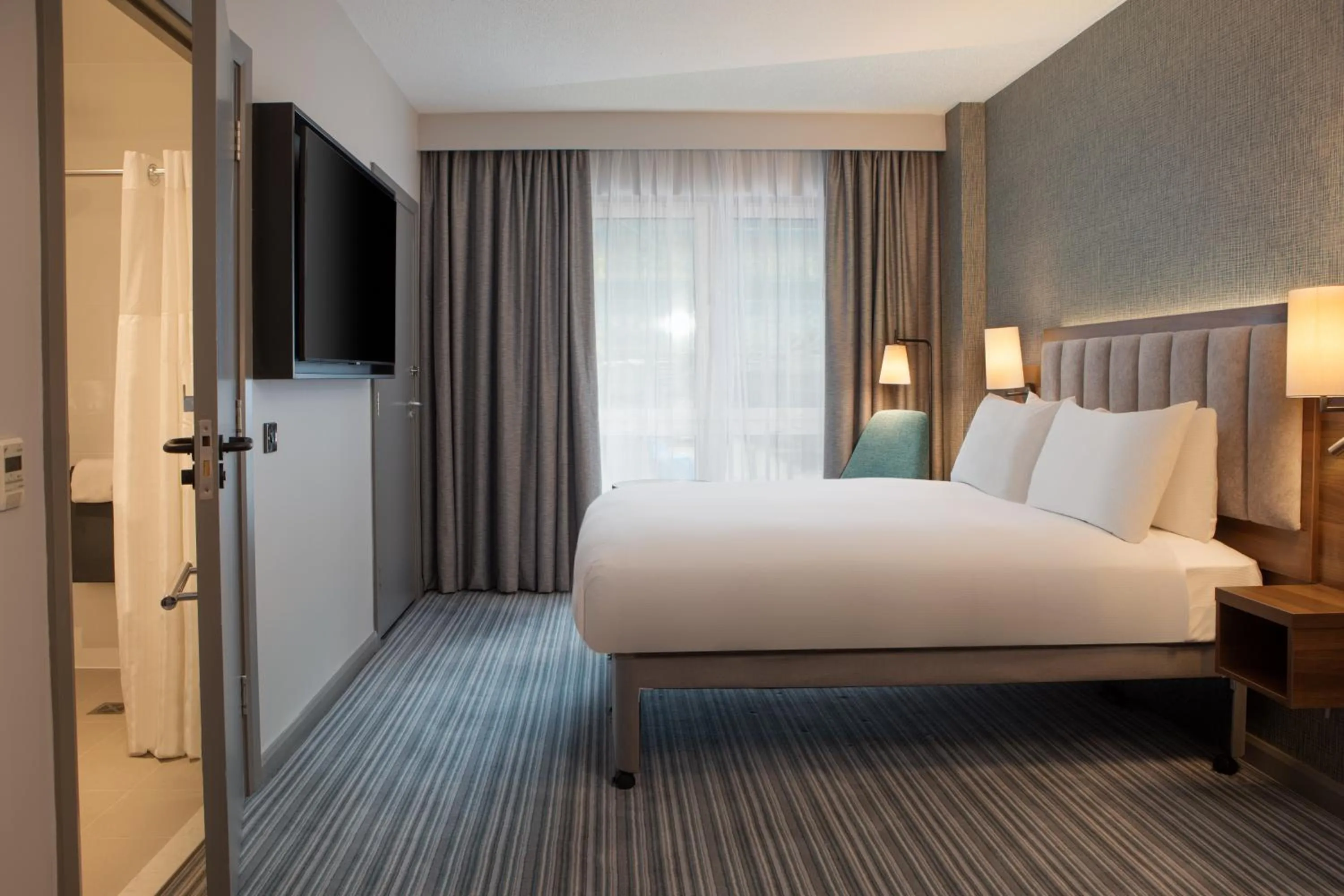 Bedroom, Bed in DoubleTree by Hilton London Chelsea