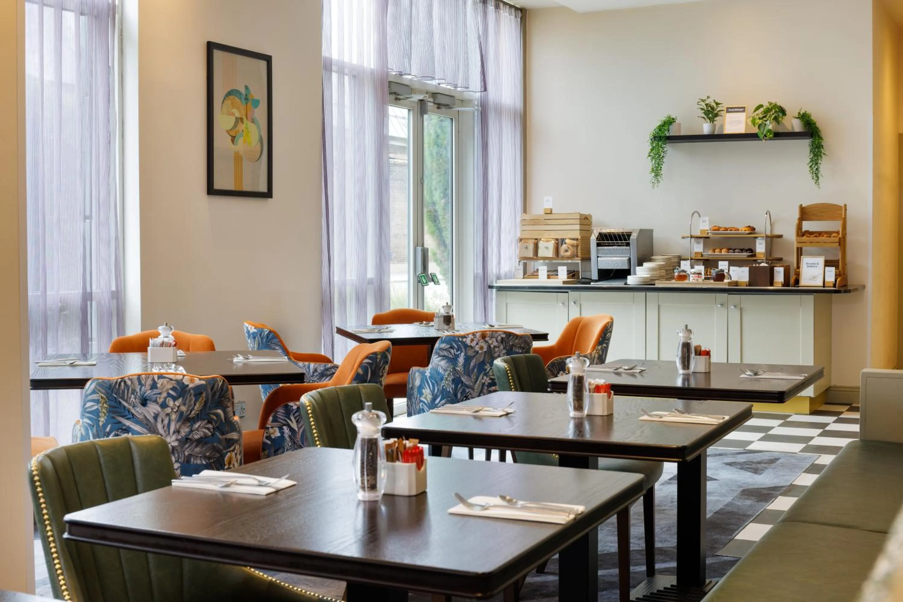 Dining area in DoubleTree by Hilton London Chelsea