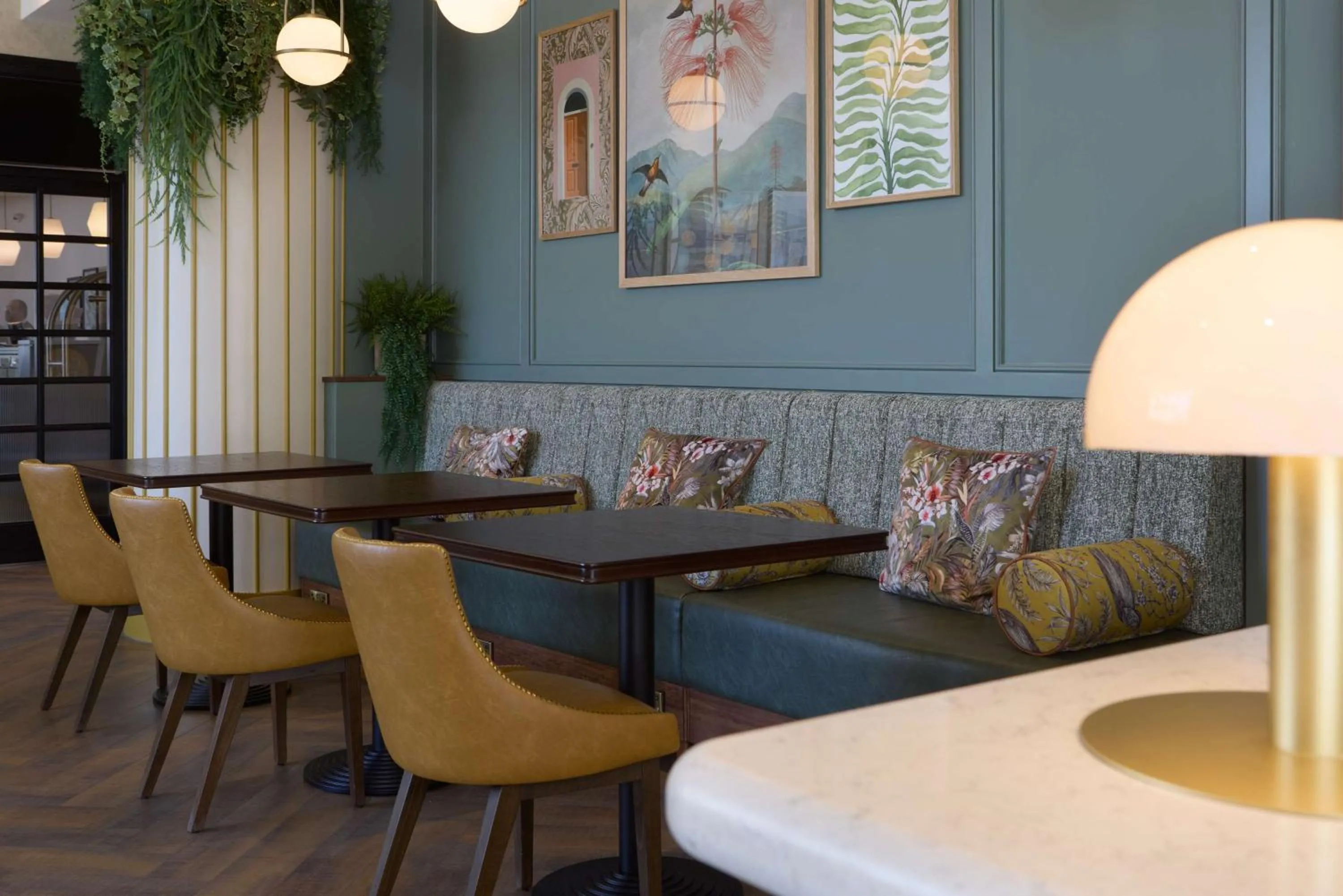 Lounge or bar in DoubleTree by Hilton London Chelsea