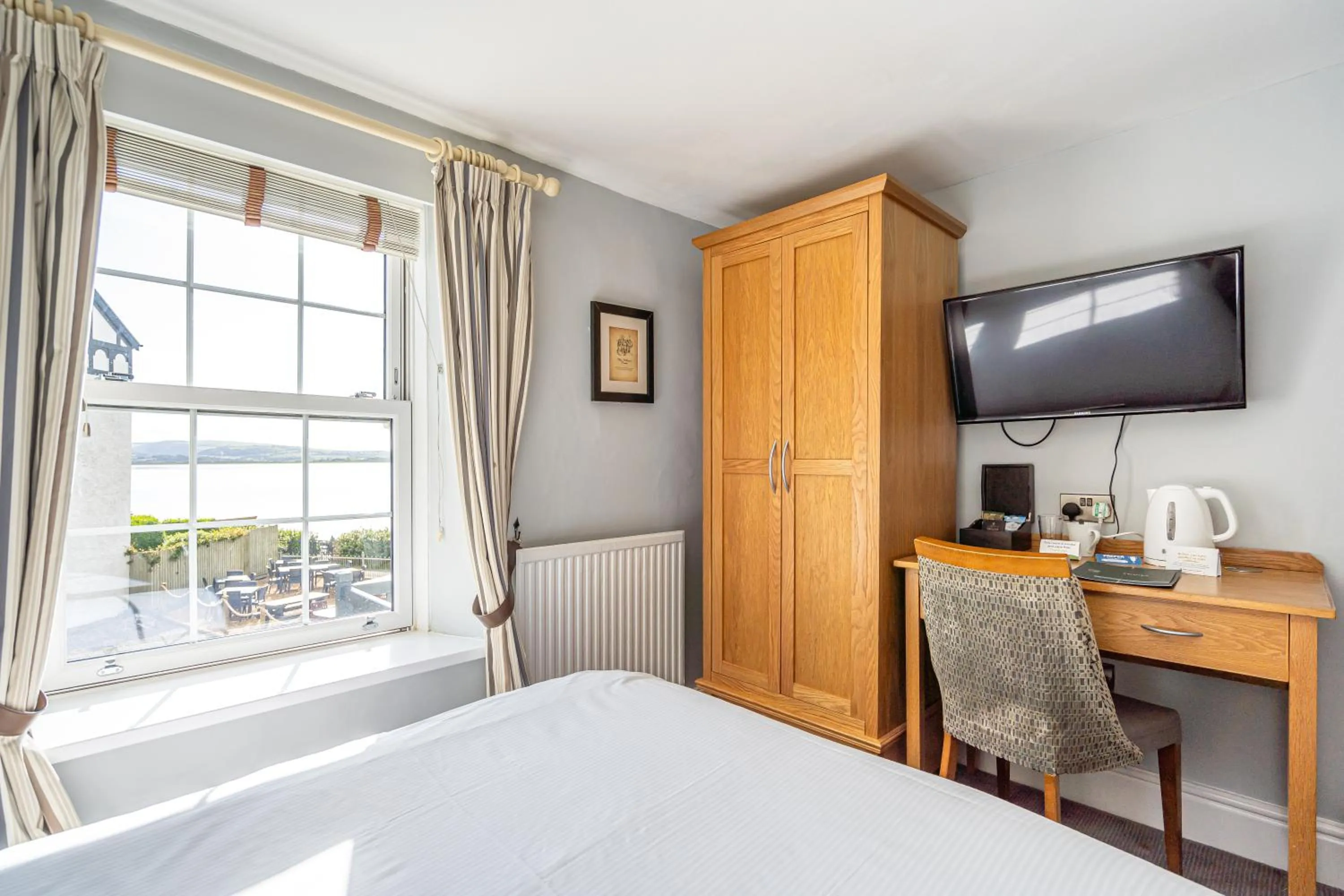 Bedroom, Bed in Penhelig Arms