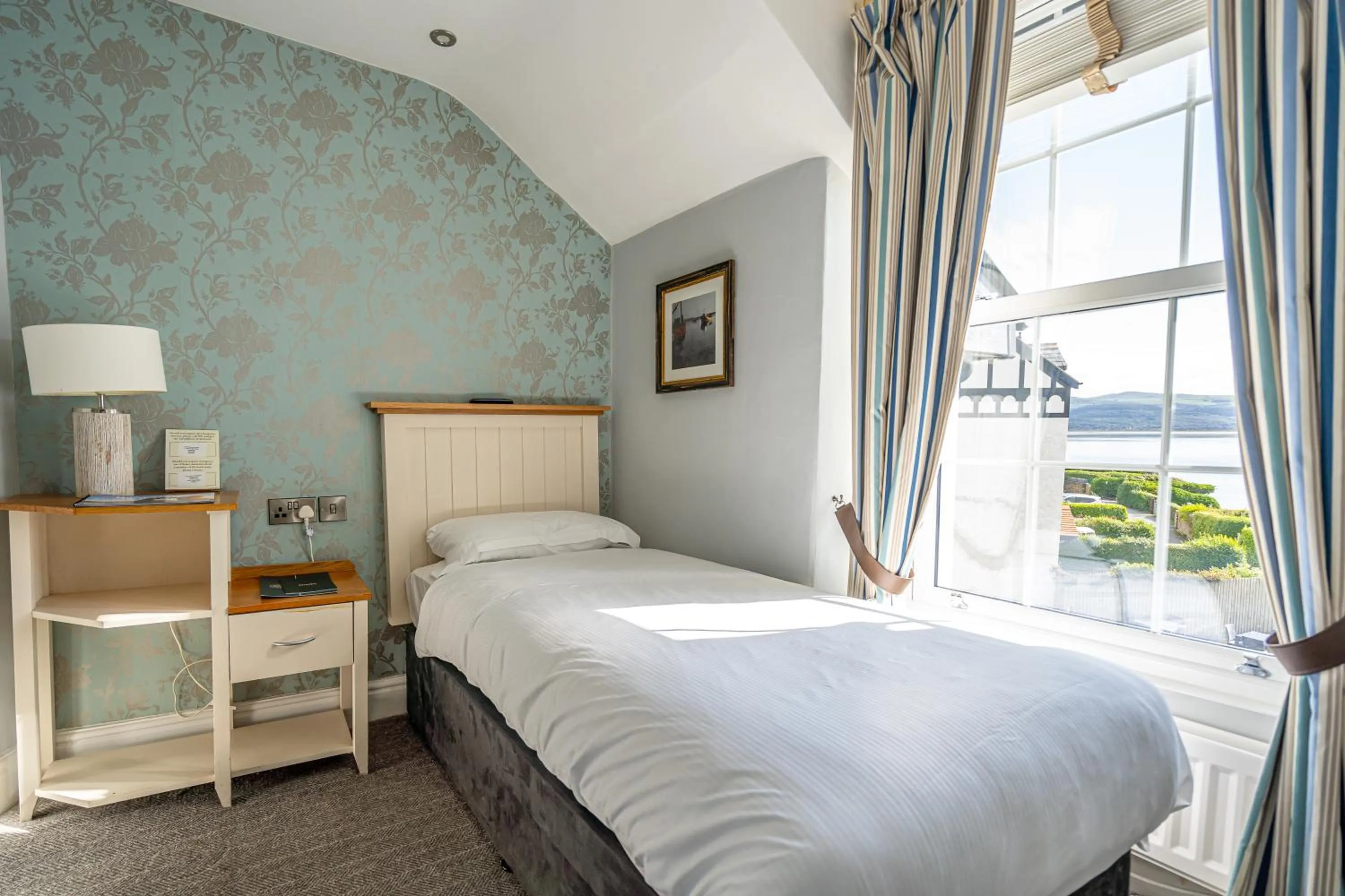 Bedroom, Bed in Penhelig Arms