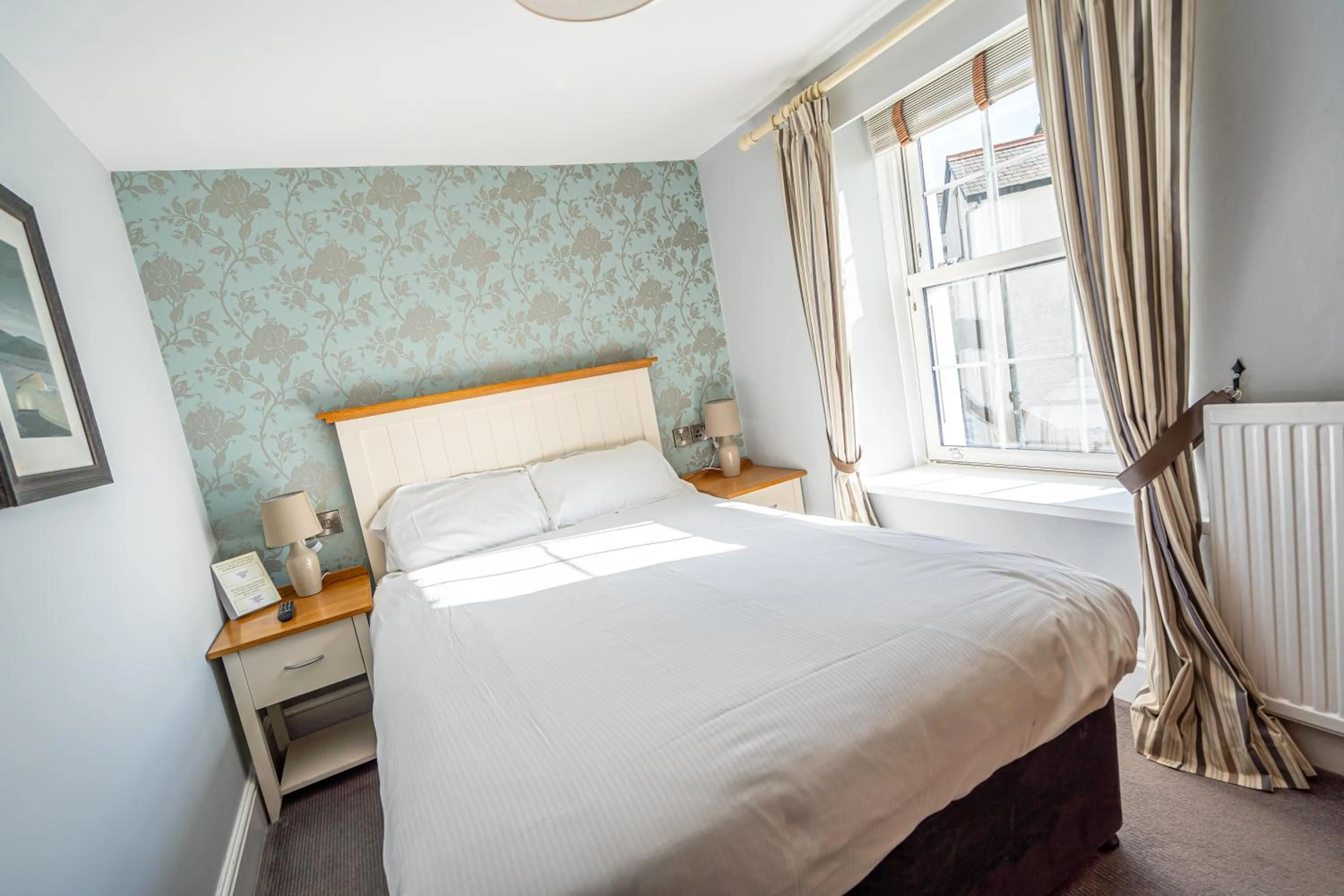 Bedroom, Bed in Penhelig Arms