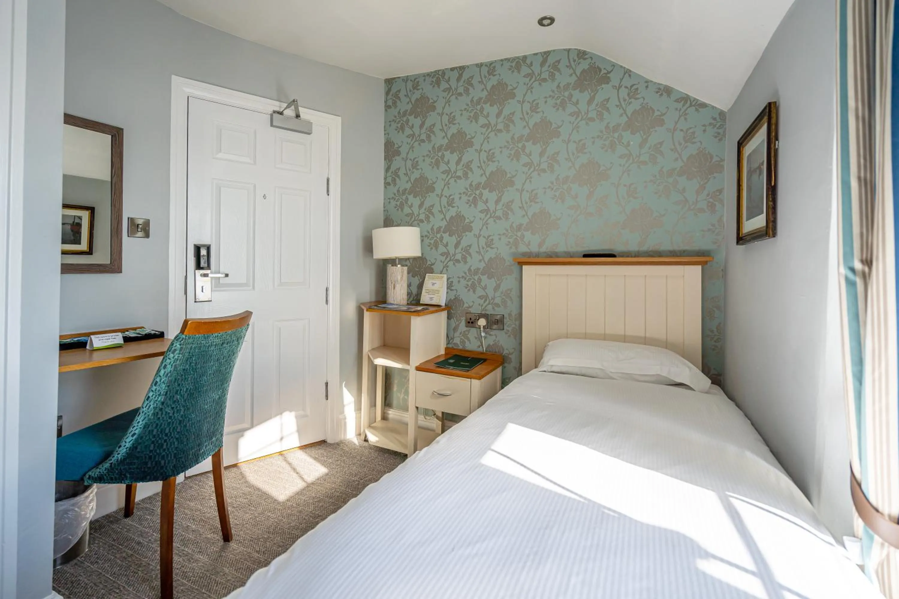 Bedroom, Bed in Penhelig Arms