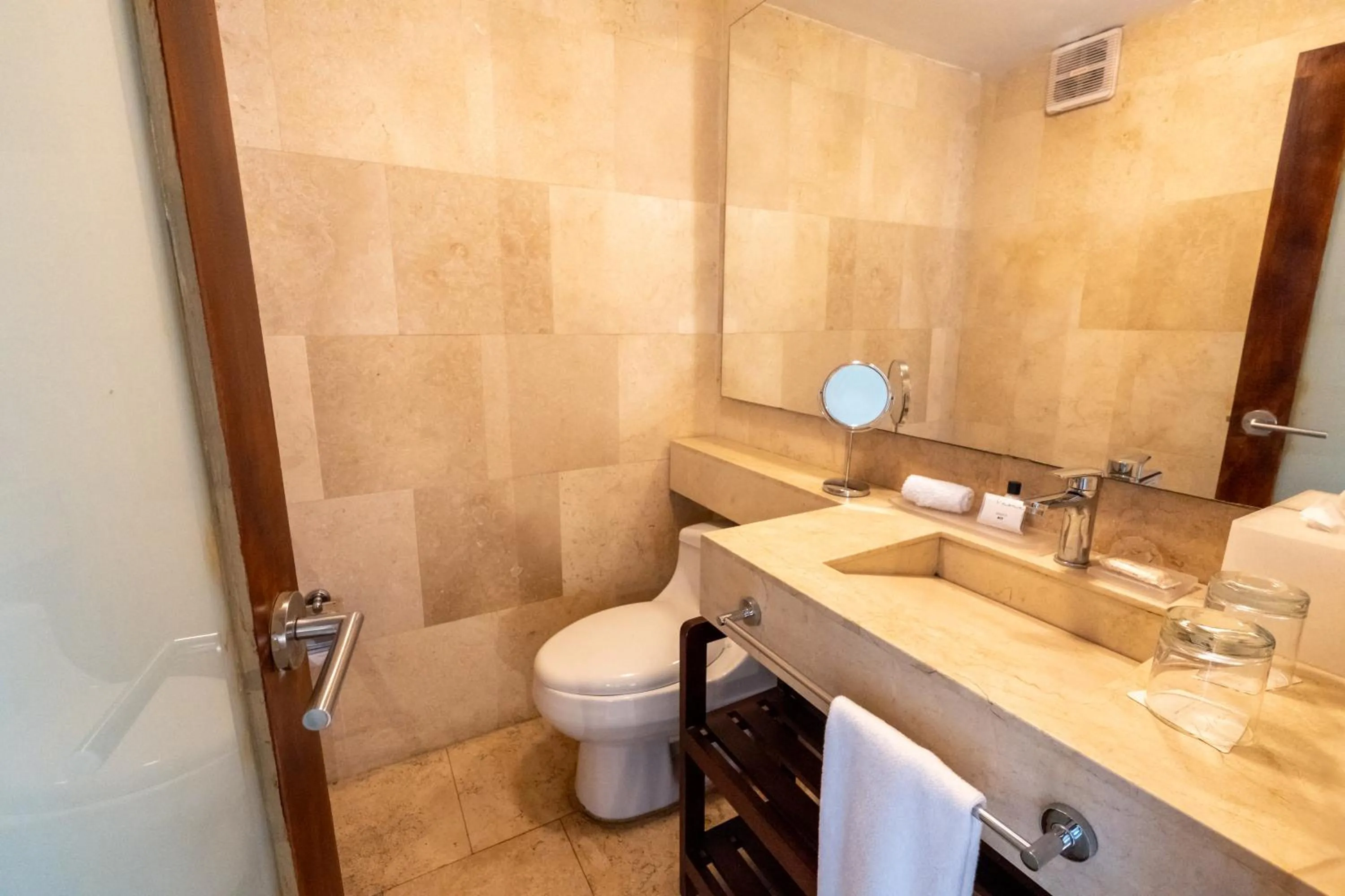 Shower in GHL Collection Armería Real Hotel