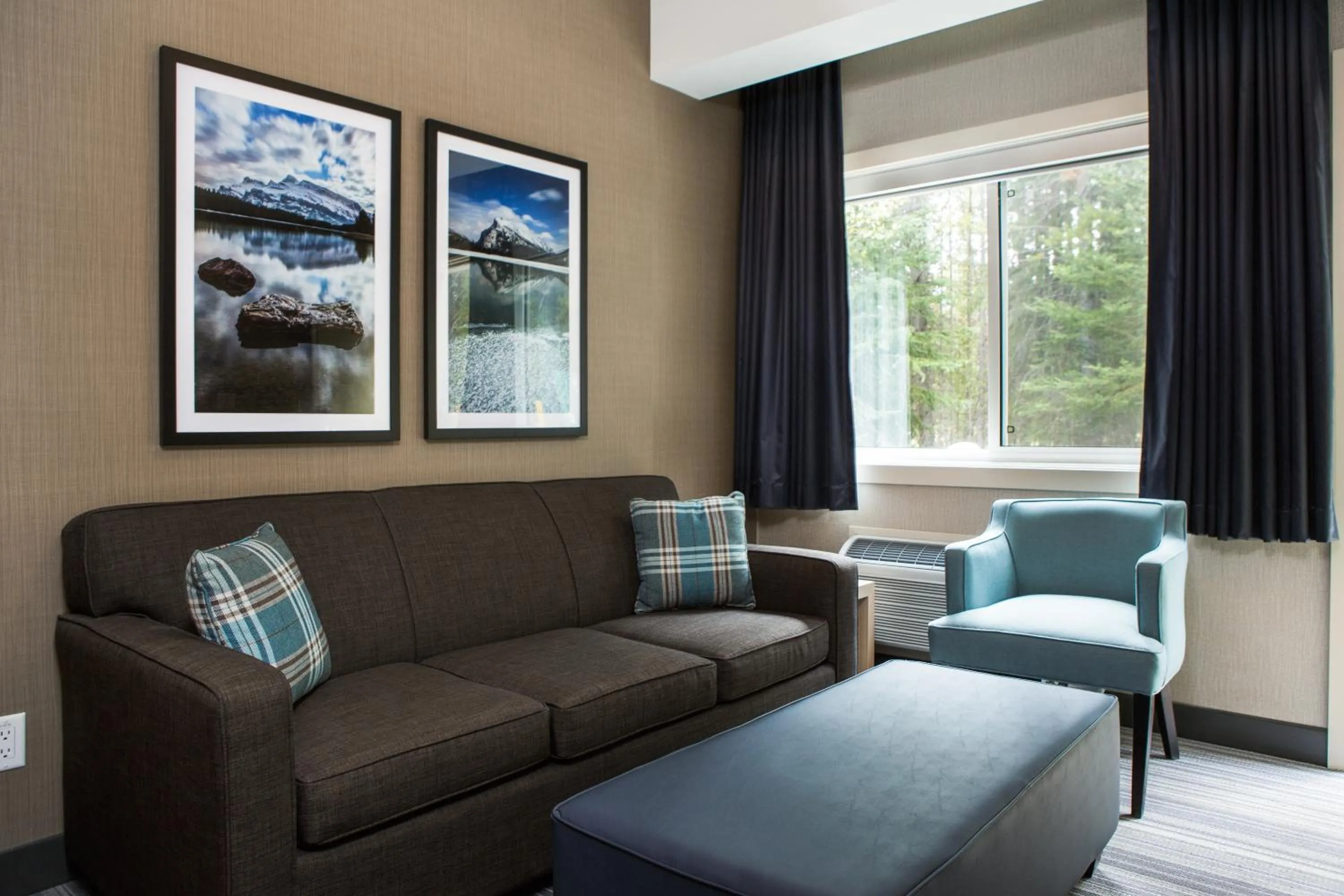 Living room in Mountaineer Lodge