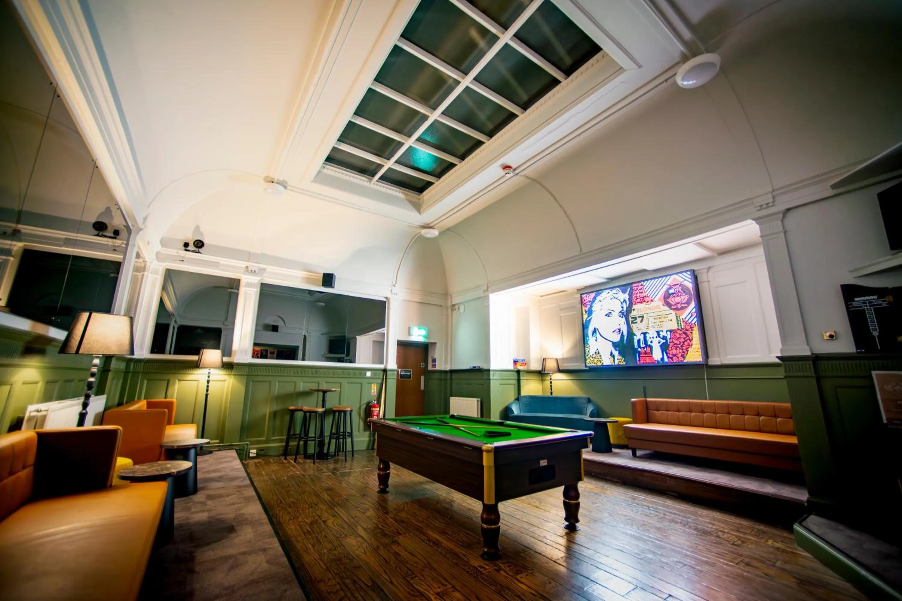 Communal lounge/ TV room in Glasgow Youth Hostel