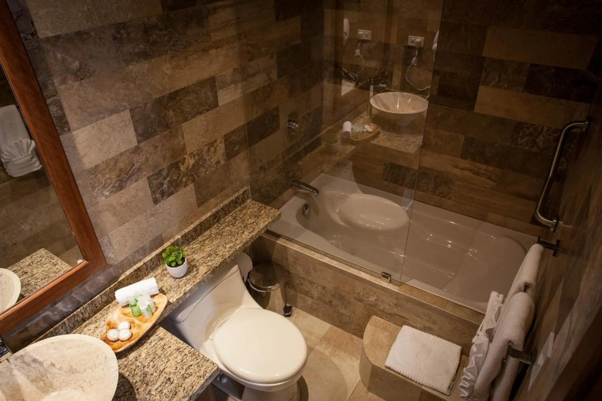 Shower in Ilalo Garden Hotel & Restaurant
