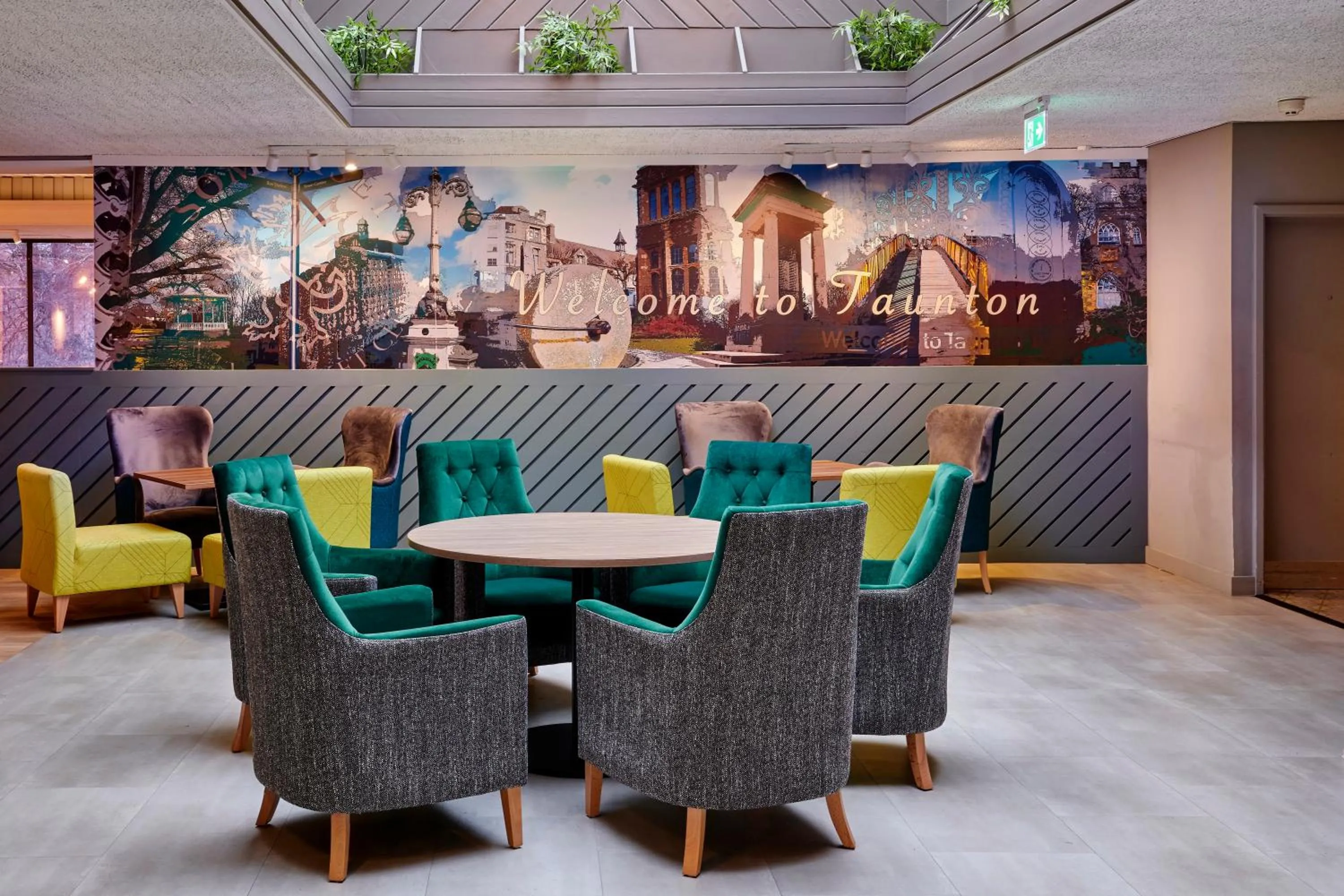 Lounge or bar in Holiday Inn Taunton M5, Jct25 by IHG