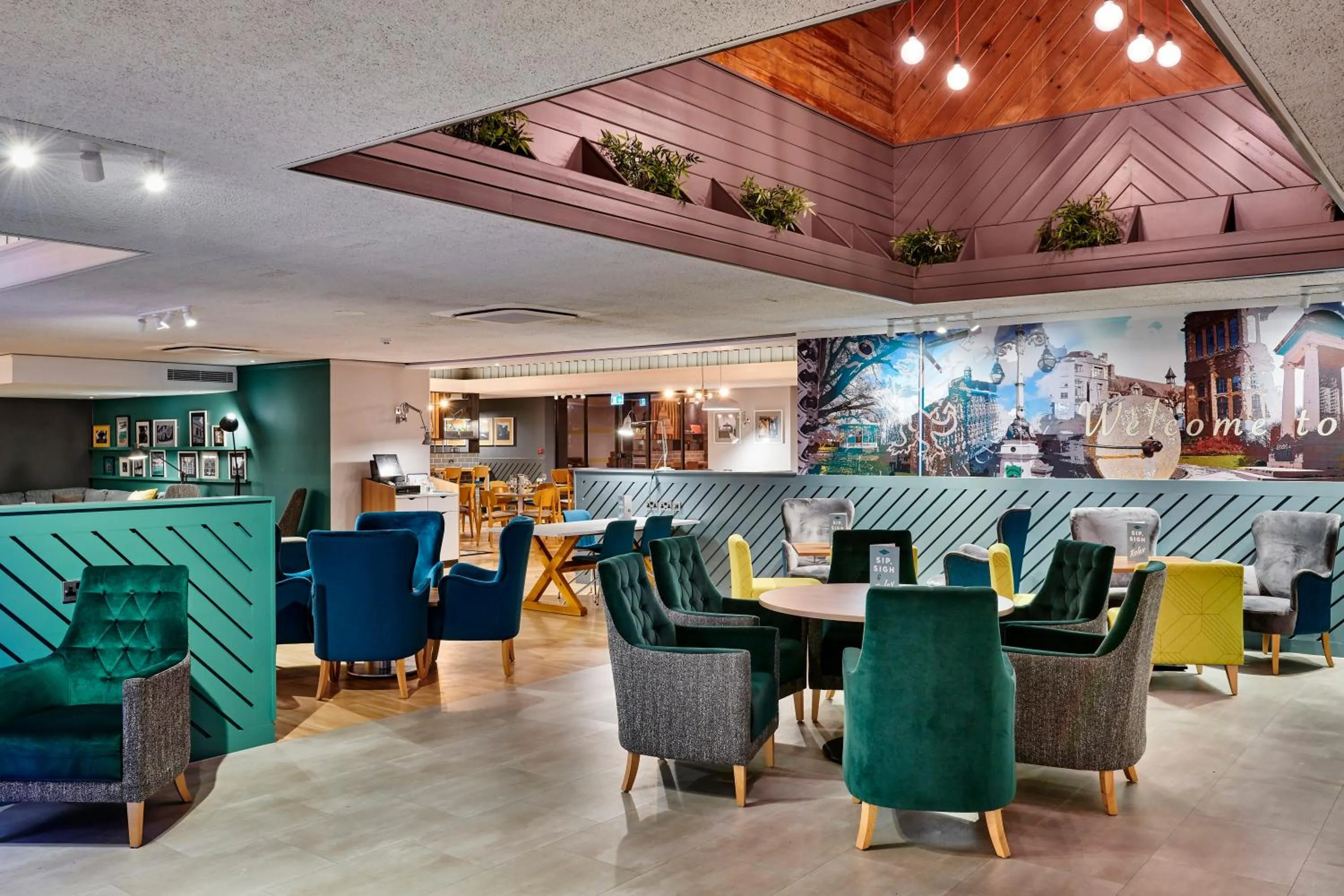 Lounge or bar in Holiday Inn Taunton M5, Jct25 by IHG
